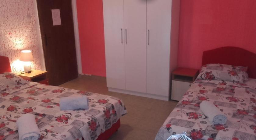 Quadruple Room with Private Bathroom photo 2