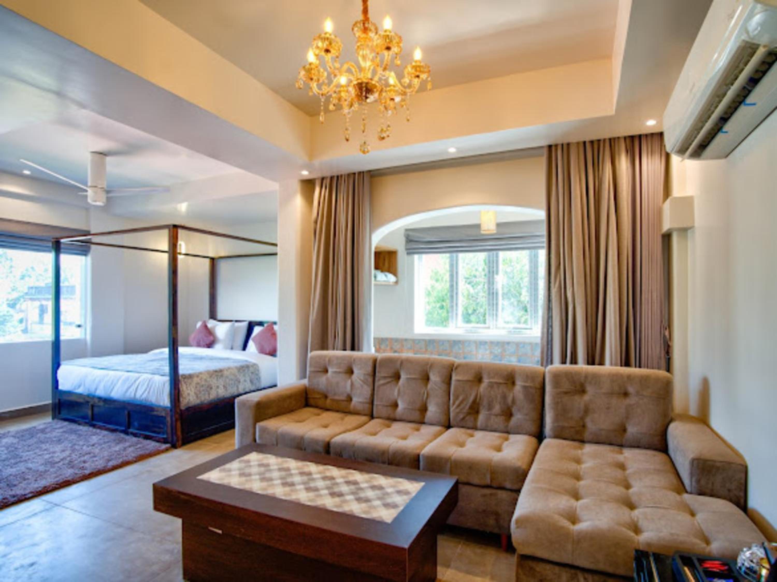 Deluxe Suite with Spa Bath photo 2