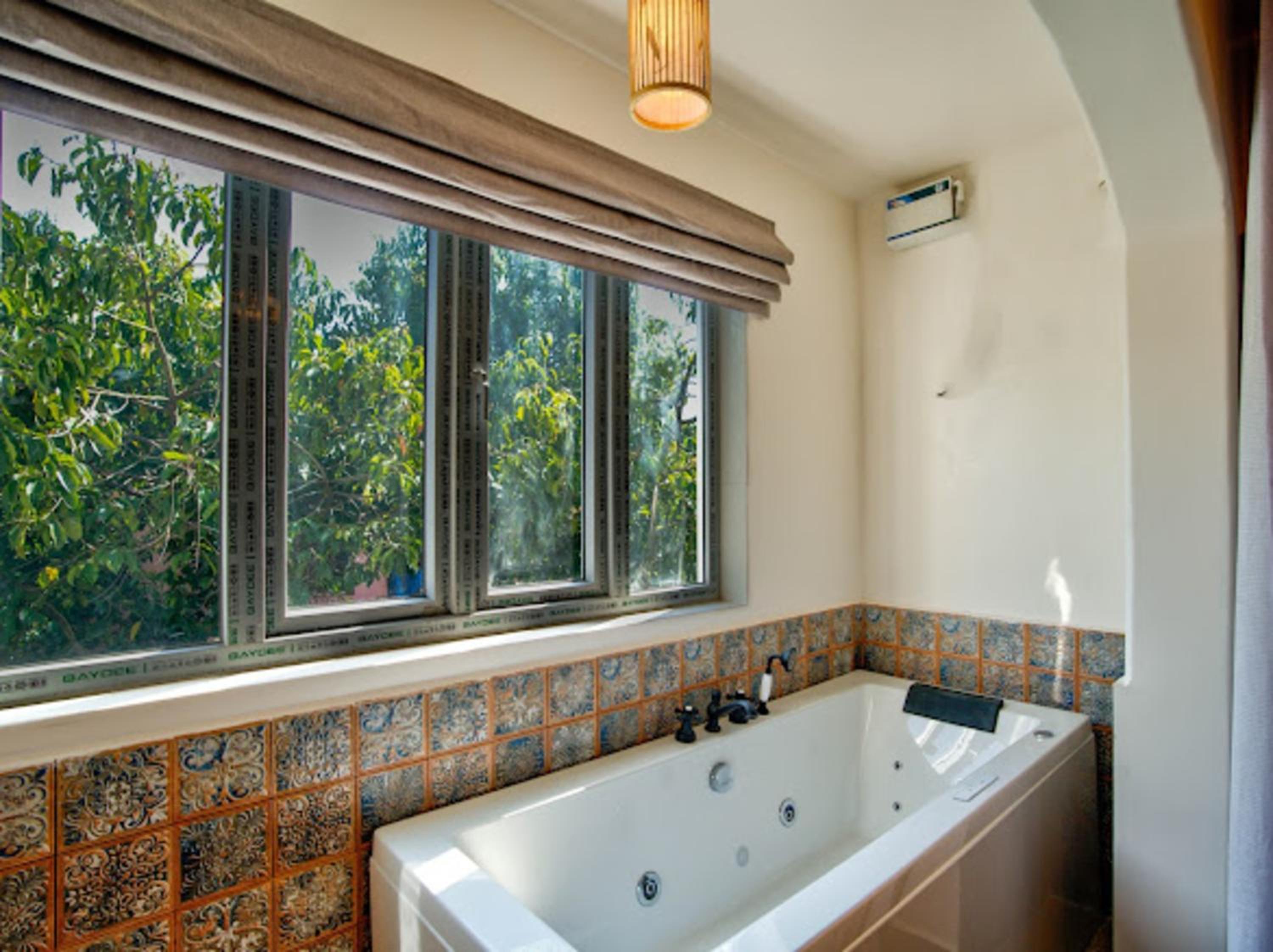 Deluxe Suite with Spa Bath photo 3