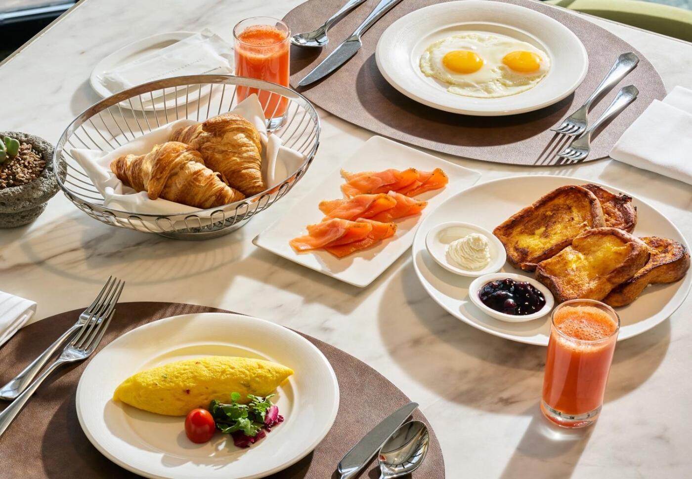 Deluxe Standard View Twin + Breakfast for 2