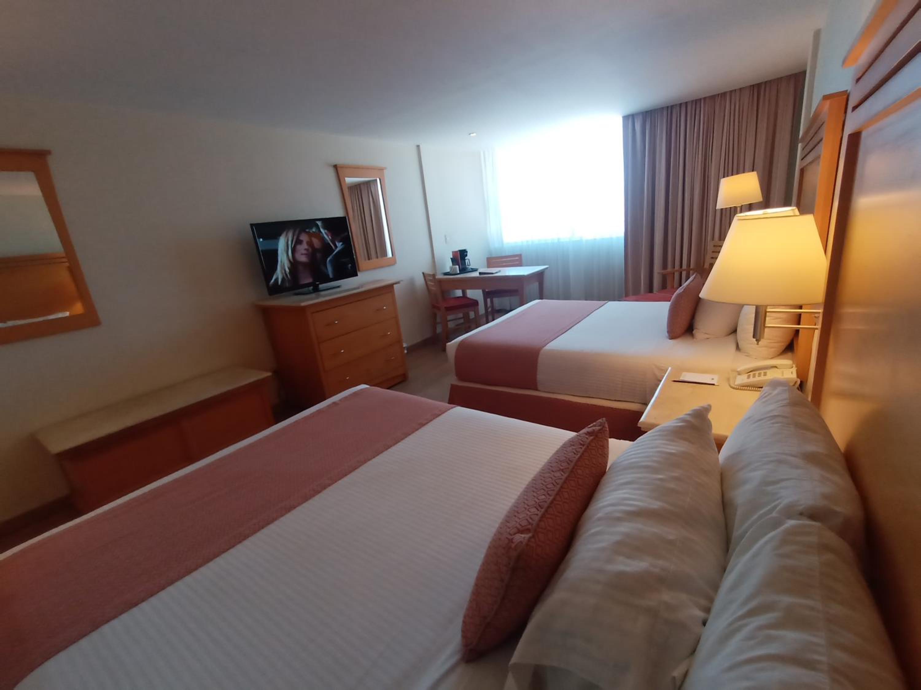 Queen Room with Two Queen Beds - Non-Smoking - Photo 2