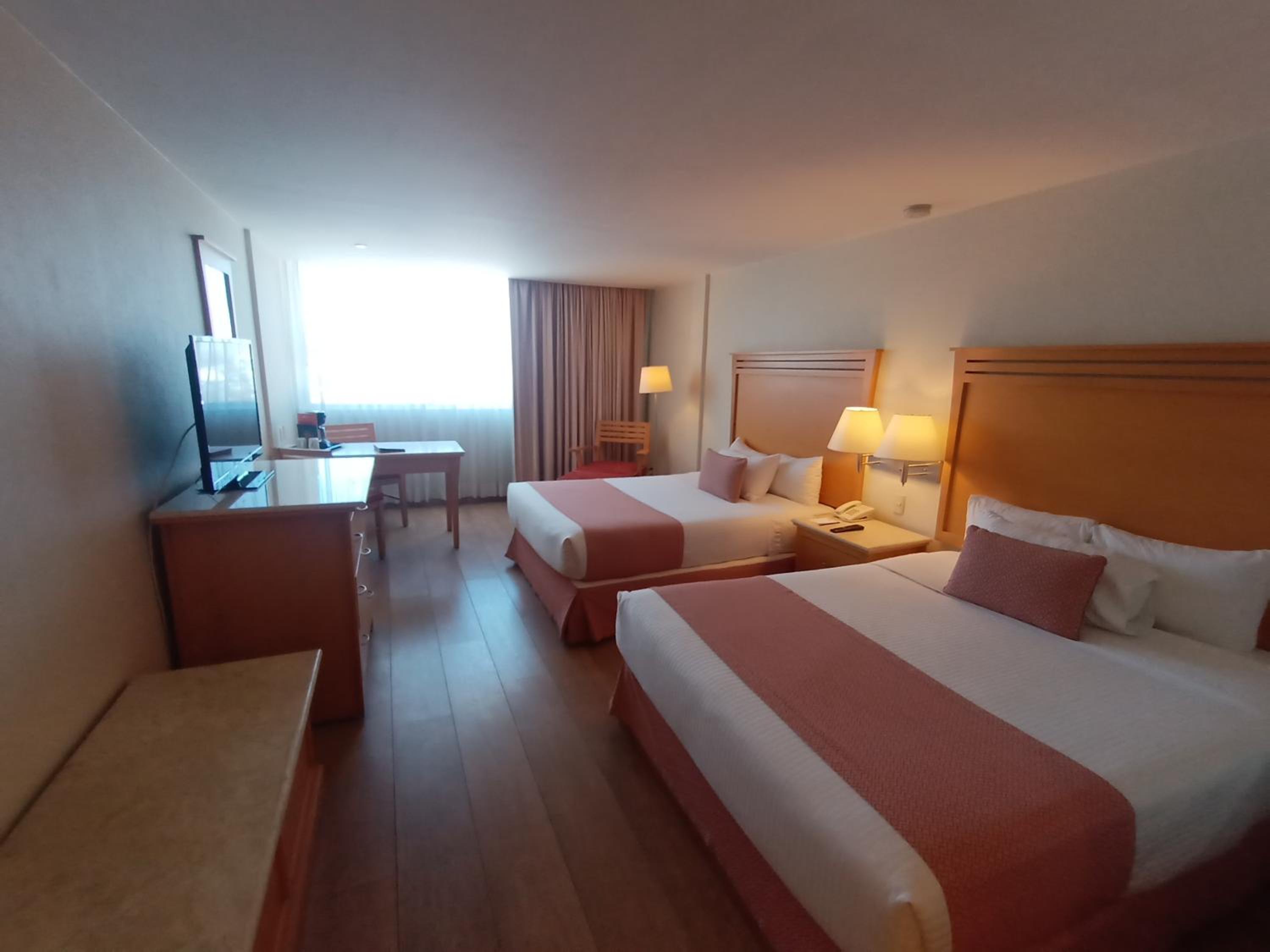 Queen Room with Two Queen Beds - Non-Smoking - Photo 3