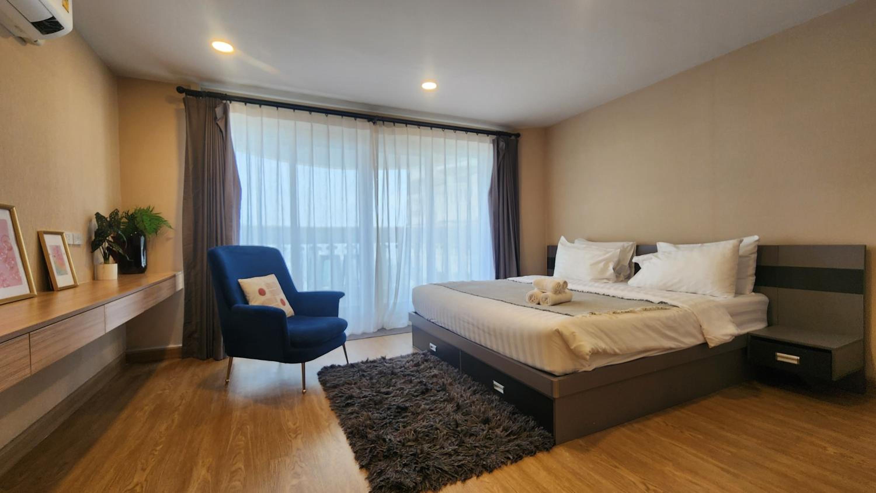 One-Bedroom Apartment photo 1