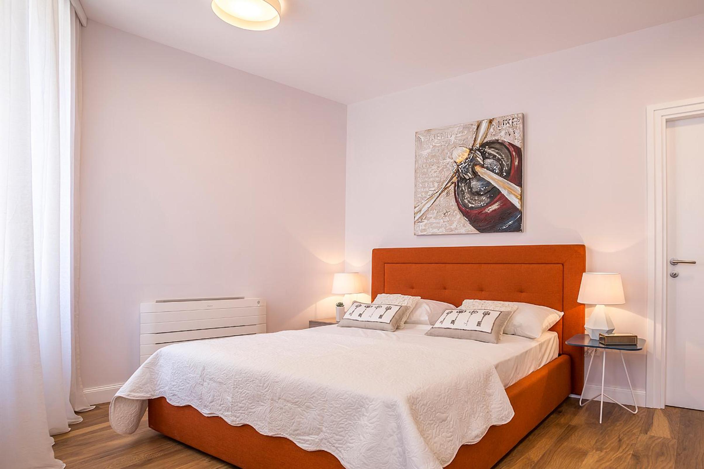 Deluxe King Room - Photo 8