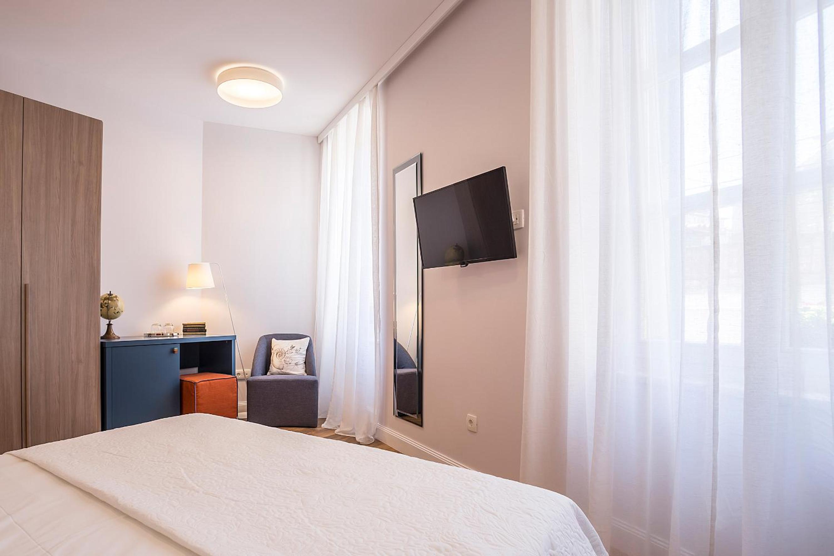 Deluxe King Room - Photo 3
