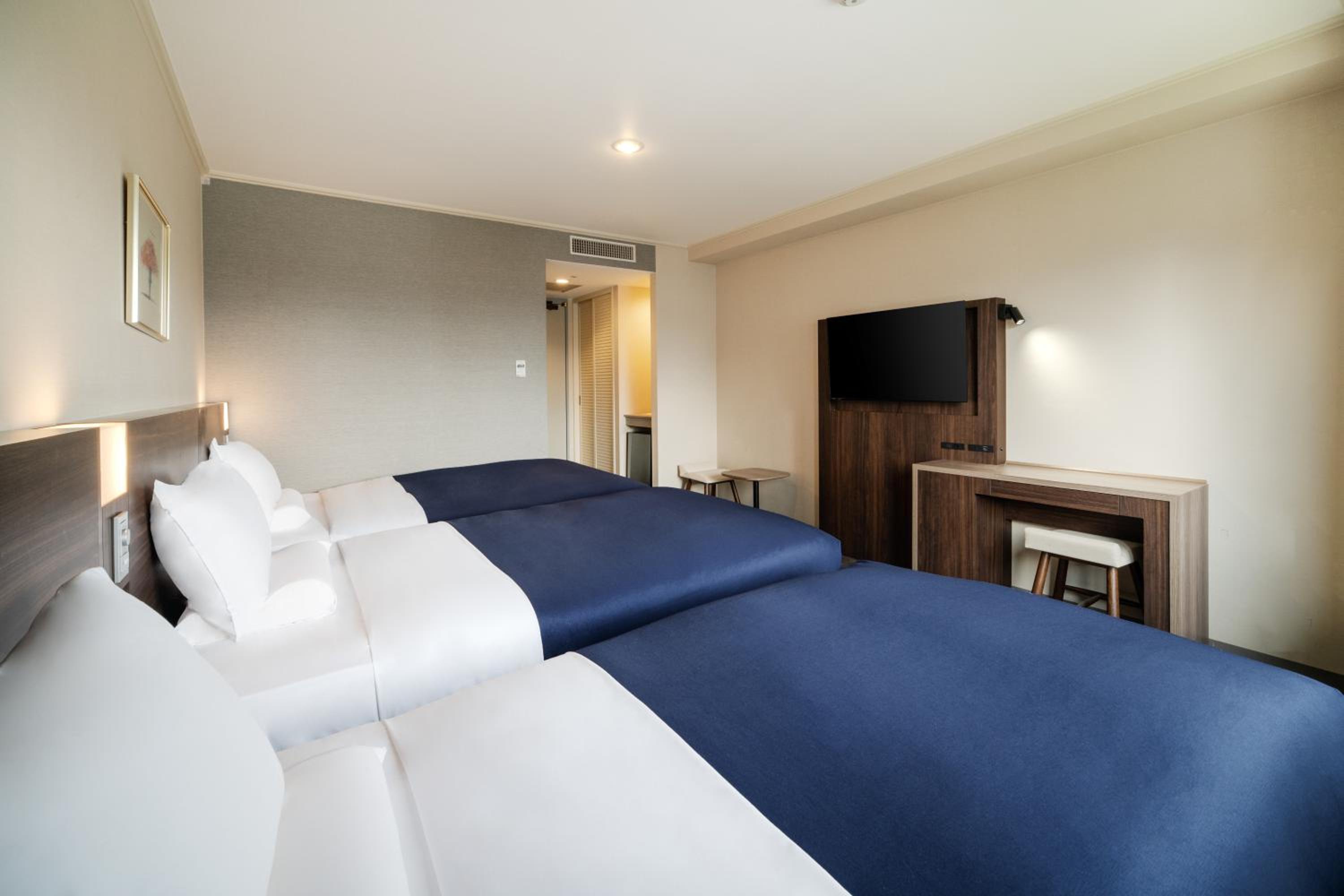 Superior Twin Room with Park View with 1 extra bed - Non-Smoking - House Keeping is Optional with Additional Cost - Photo 2