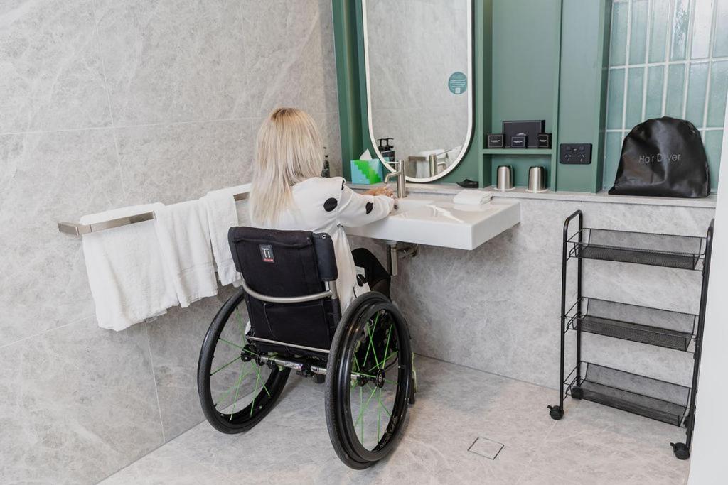 Accessible King Room - Photo 3