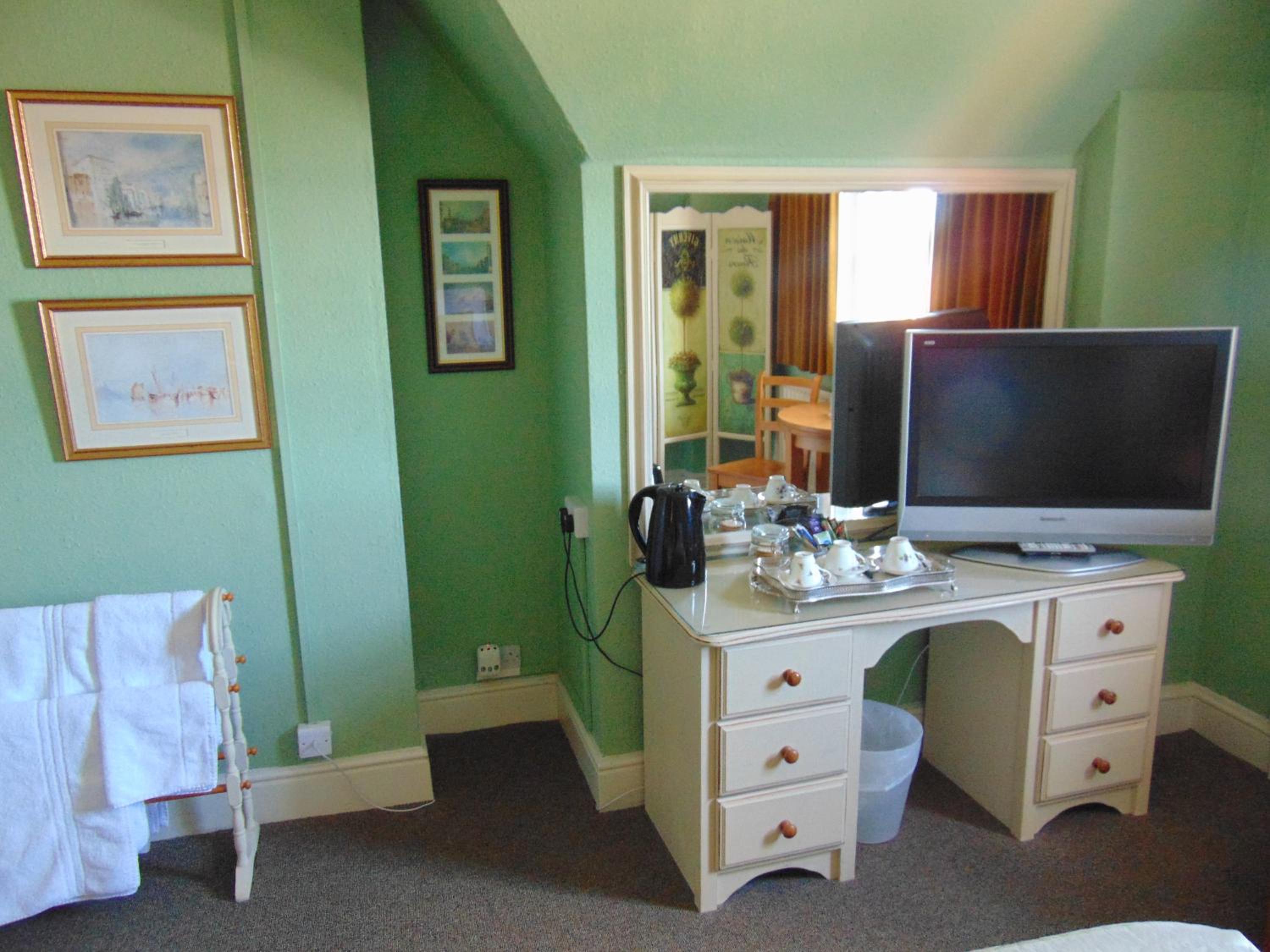 Large Family Room with Private External Bathroom (4 People)