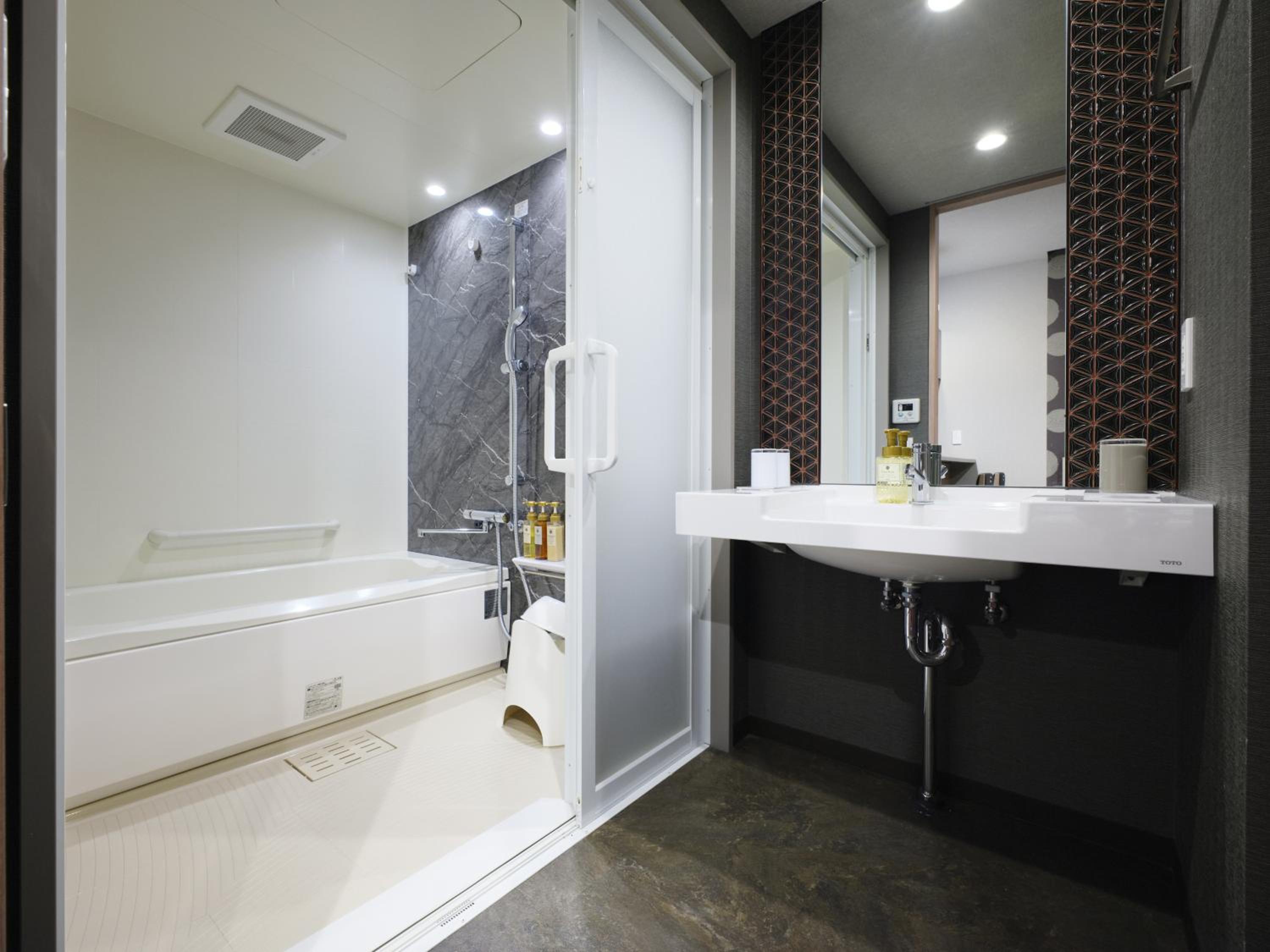 Universal King Room with Washing Machine photo 3