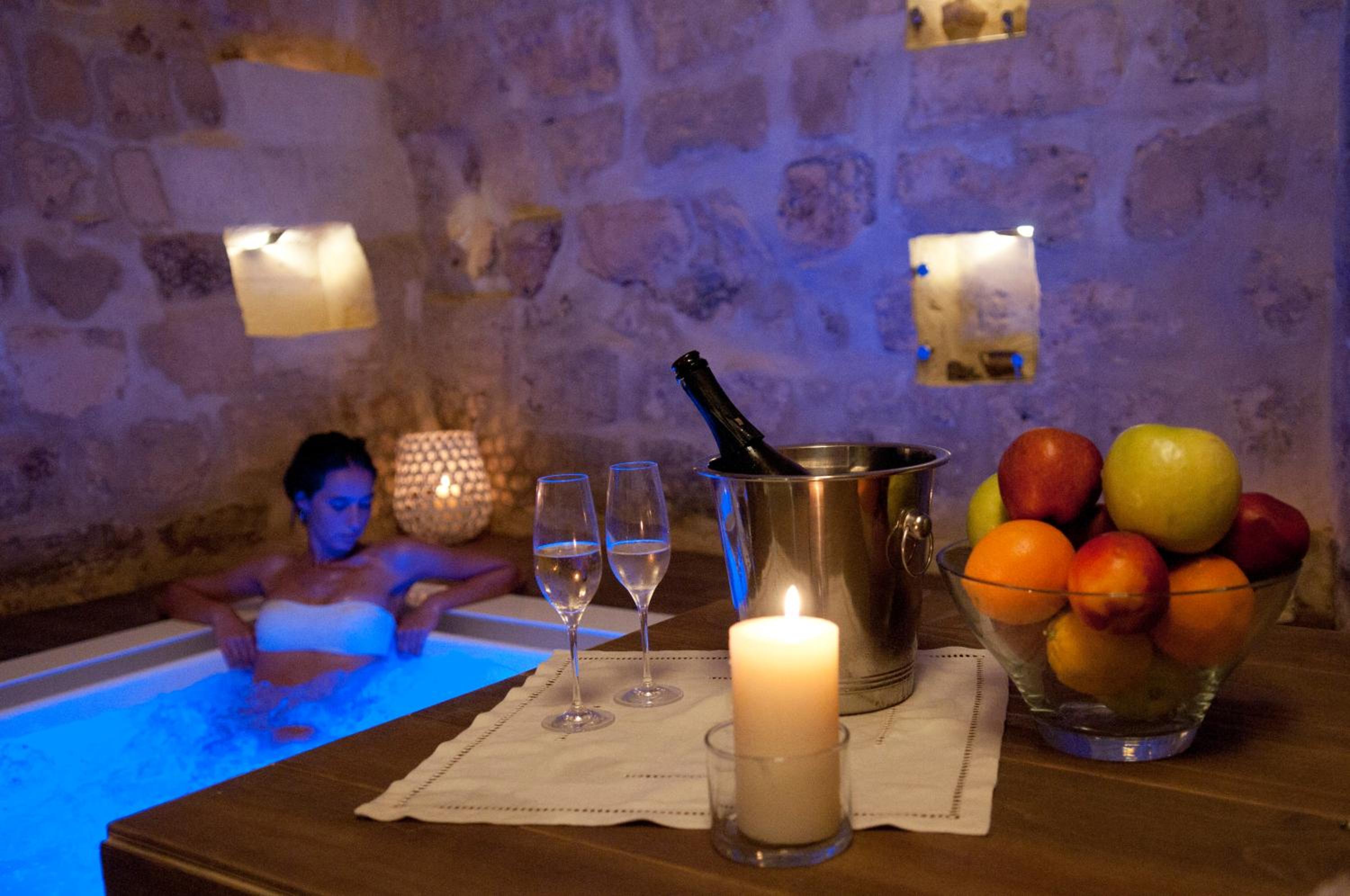 Suite with Hot Tub - Photo 2