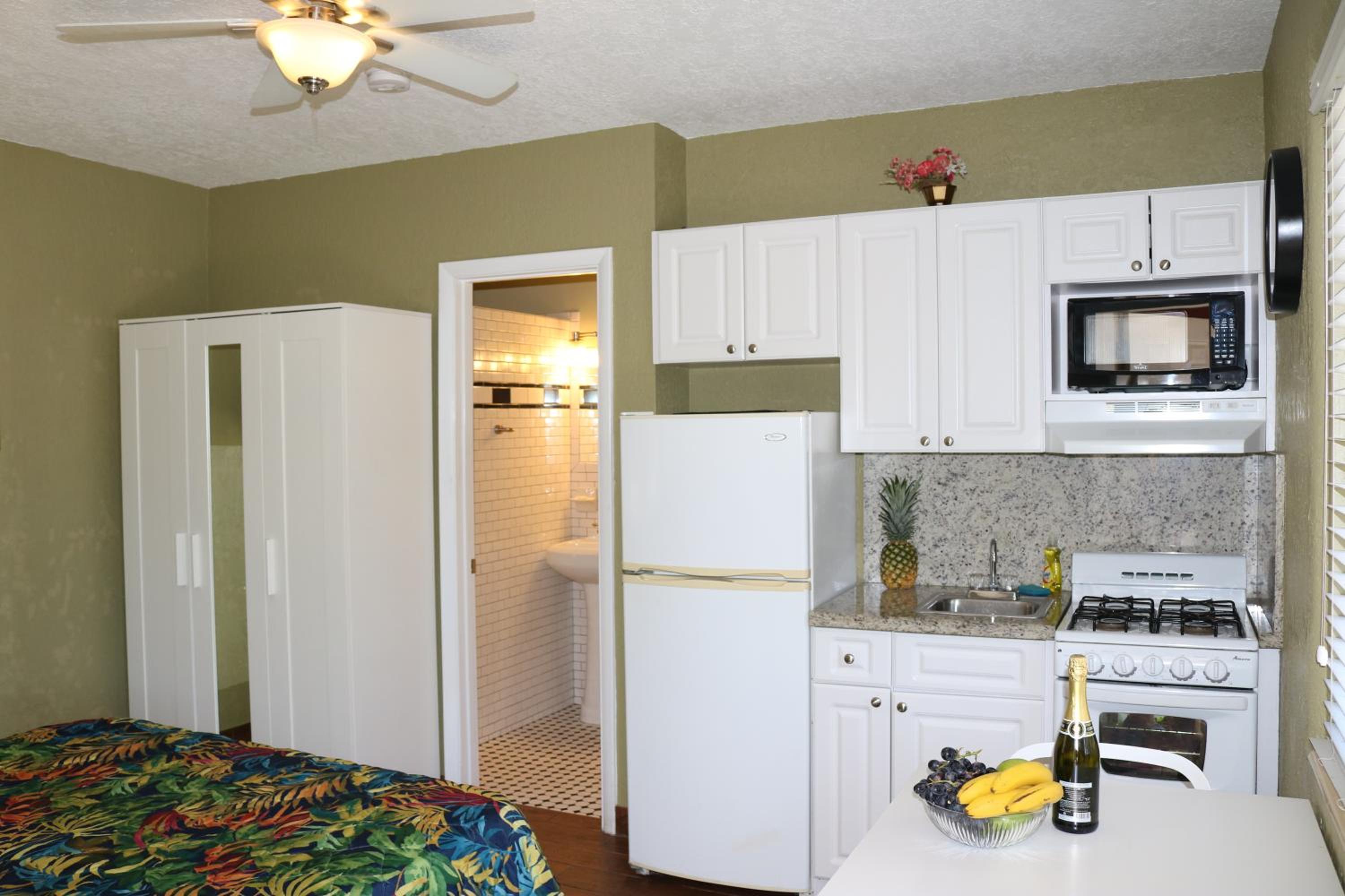 Small Studio - Photo 15