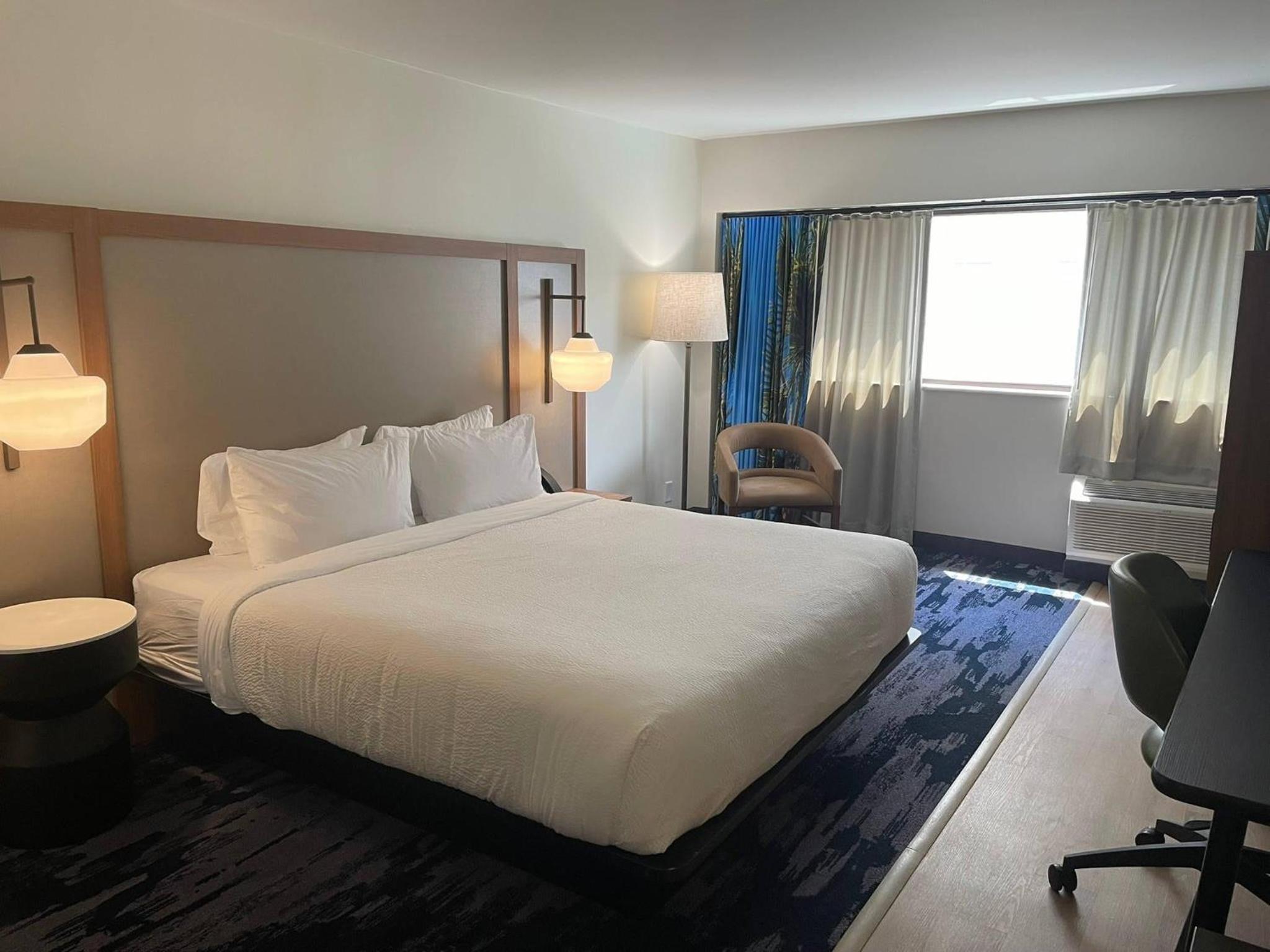 King Room with Tub - Mobility Accessible - Photo 1