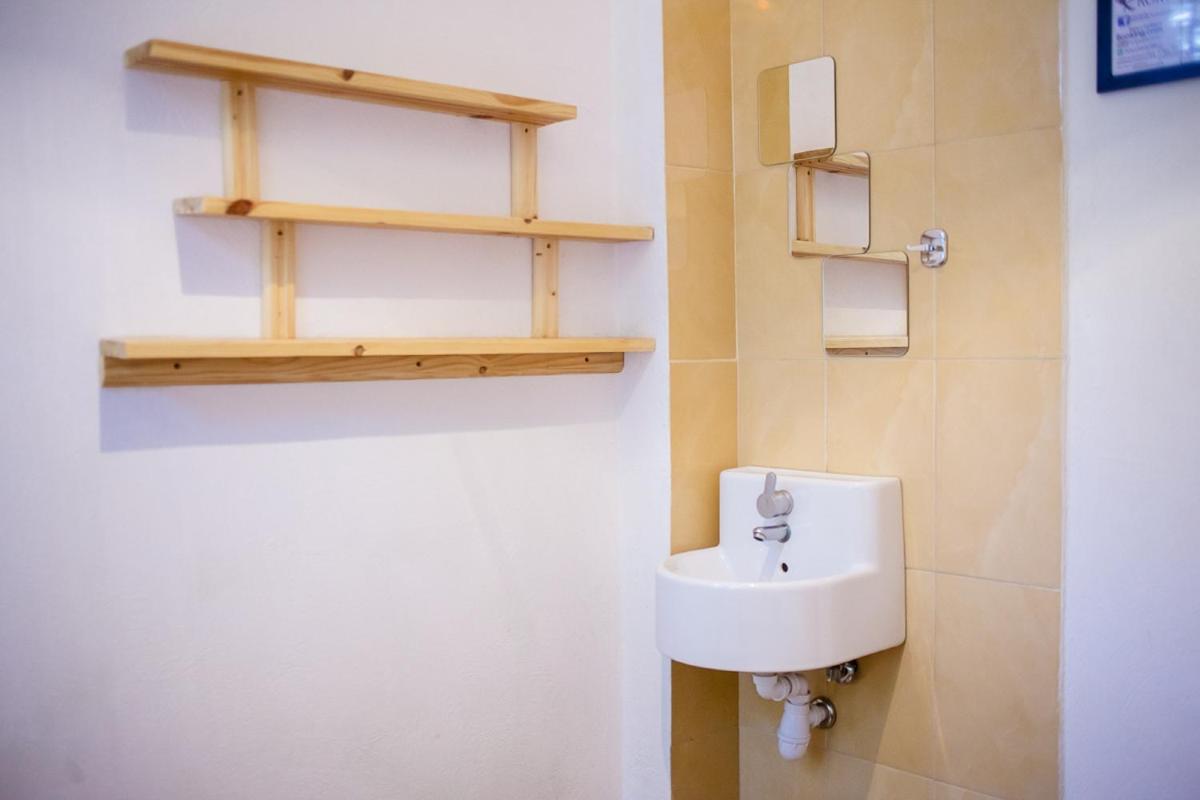 Single Room with Shared Bathroom photo 3