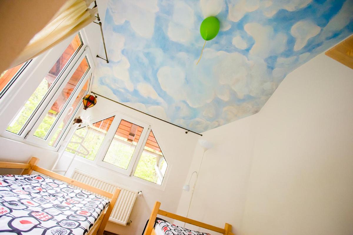 Bed in 6-Bed Dormitory Room with Shared Bathroom photo 3