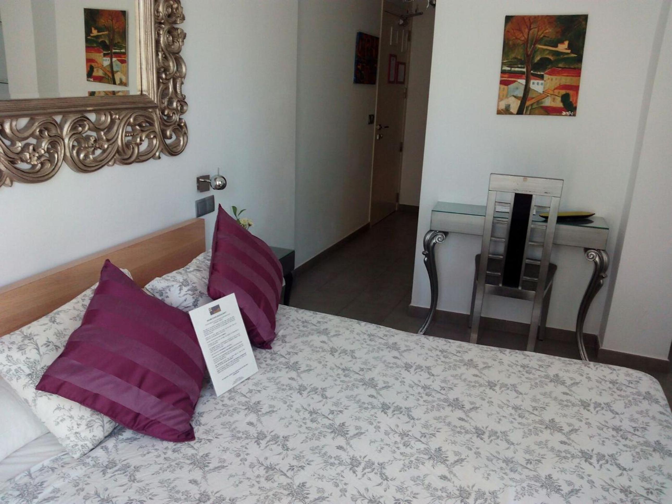 Double Room with Balcony and View - Photo 4