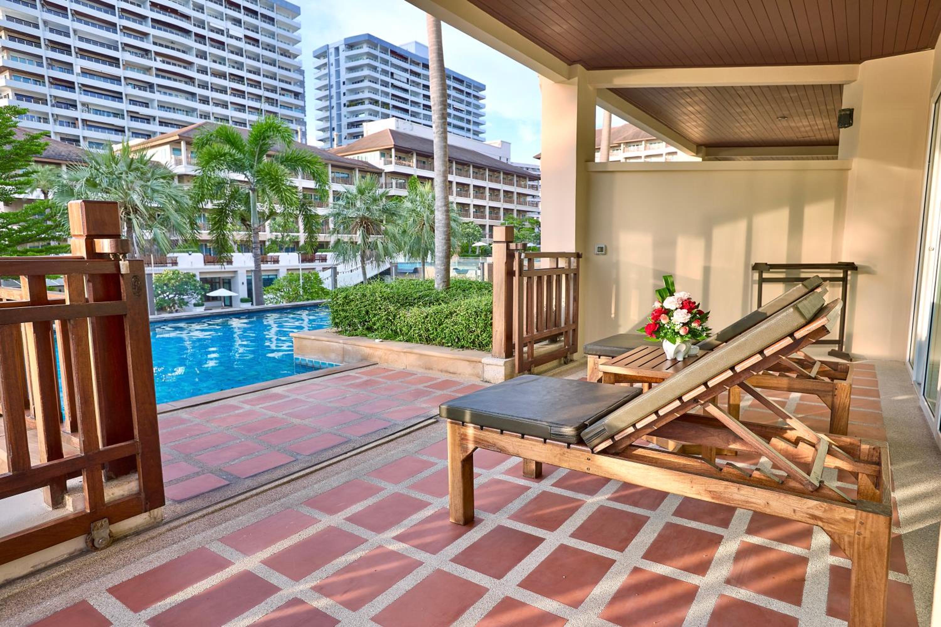 Deluxe Pool Access Twin