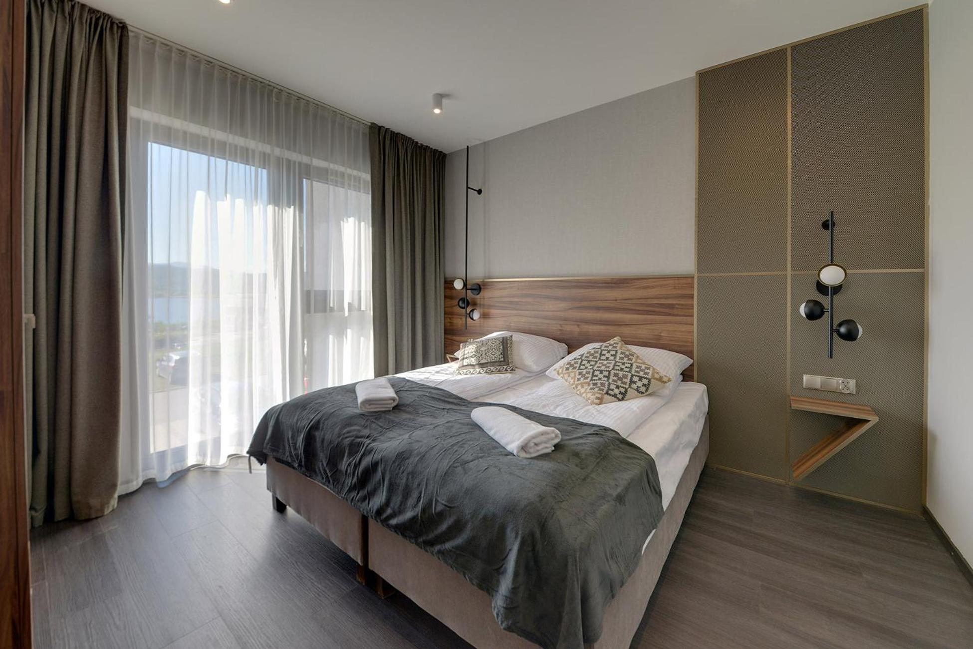 One-Bedroom Apartment with Balcony and Mountain View   photo 1
