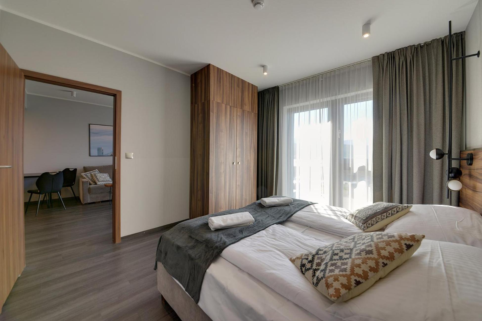 One-Bedroom Apartment with Balcony and Mountain View   photo 3