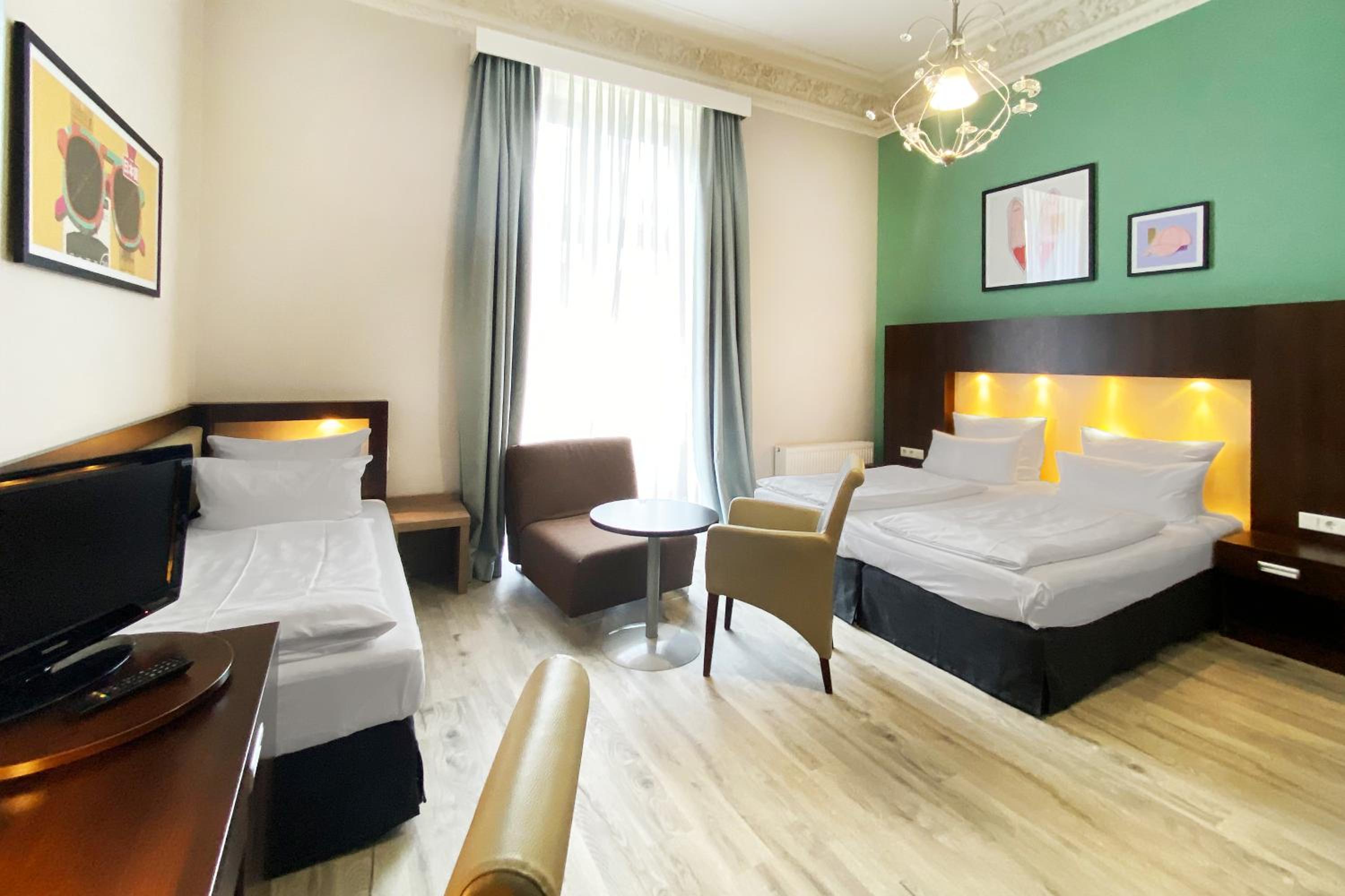 Premium King Room with One Single Bed - Photo 3