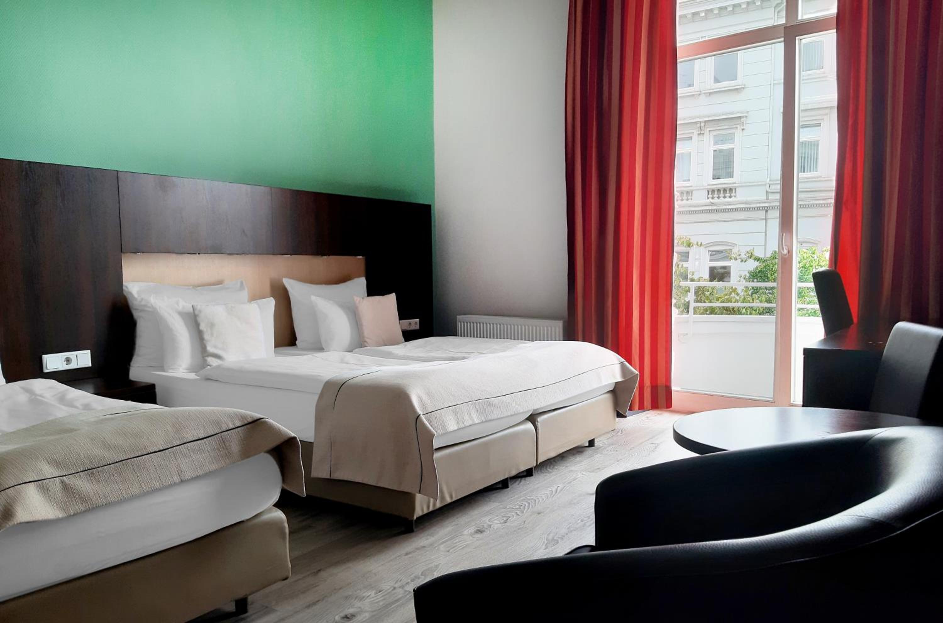 Premium King Room with One Single Bed - Photo 1