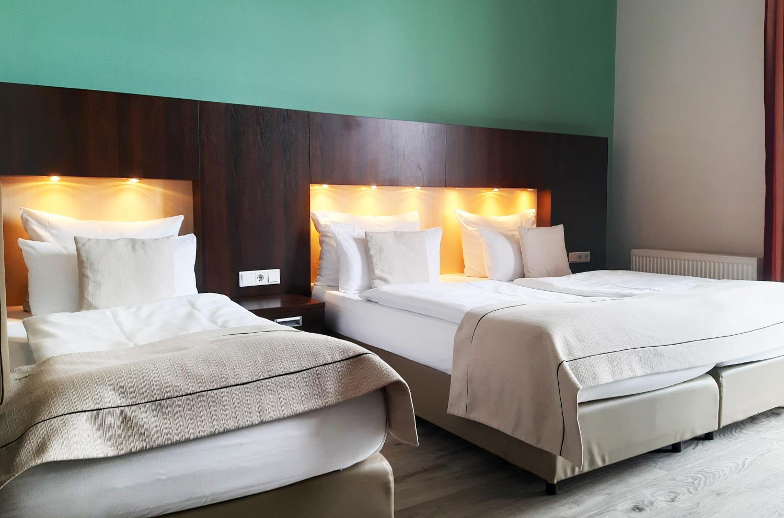 Premium King Room with One Single Bed - Photo 4