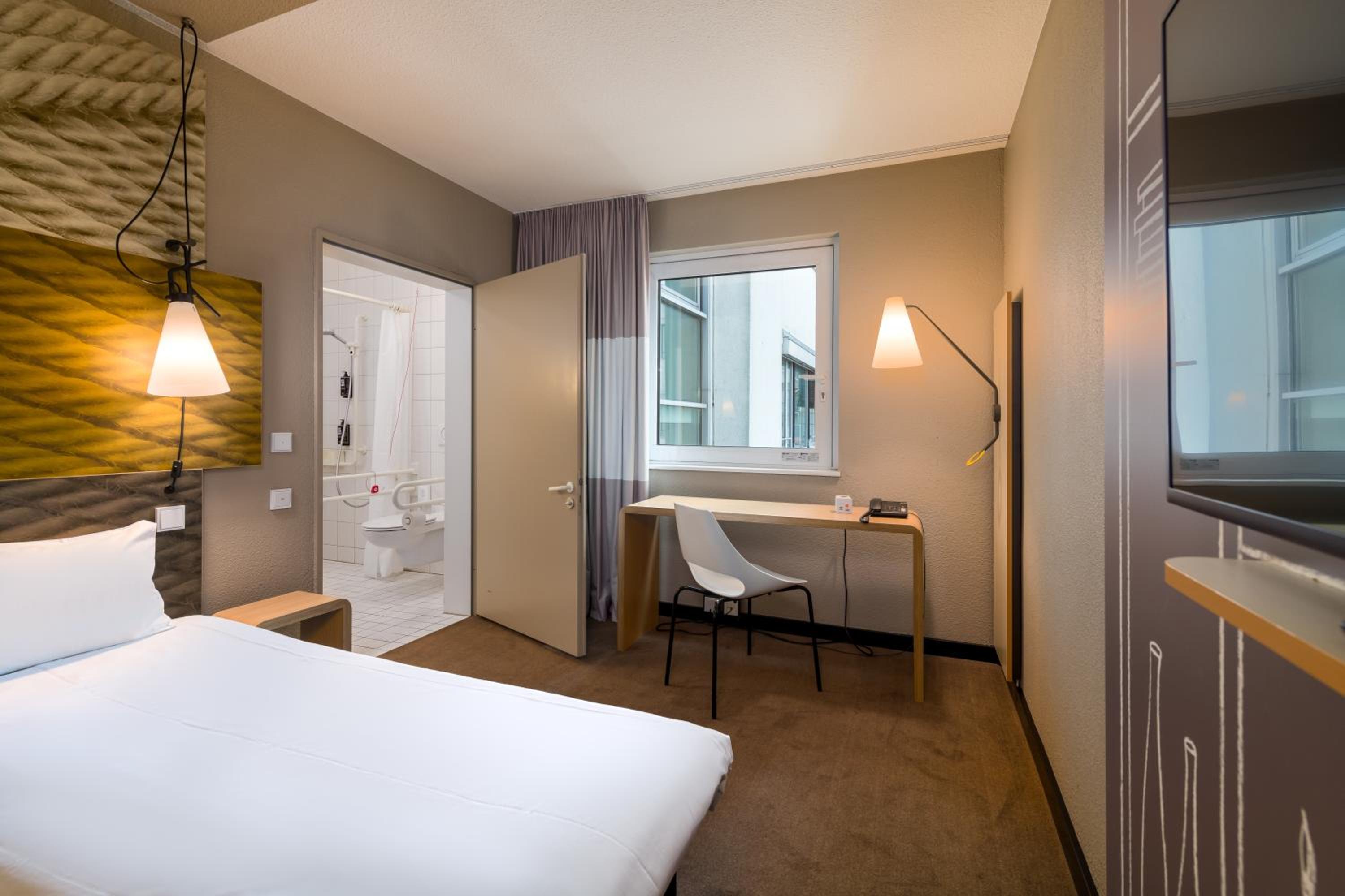 Accessible Twin Room - Photo 12