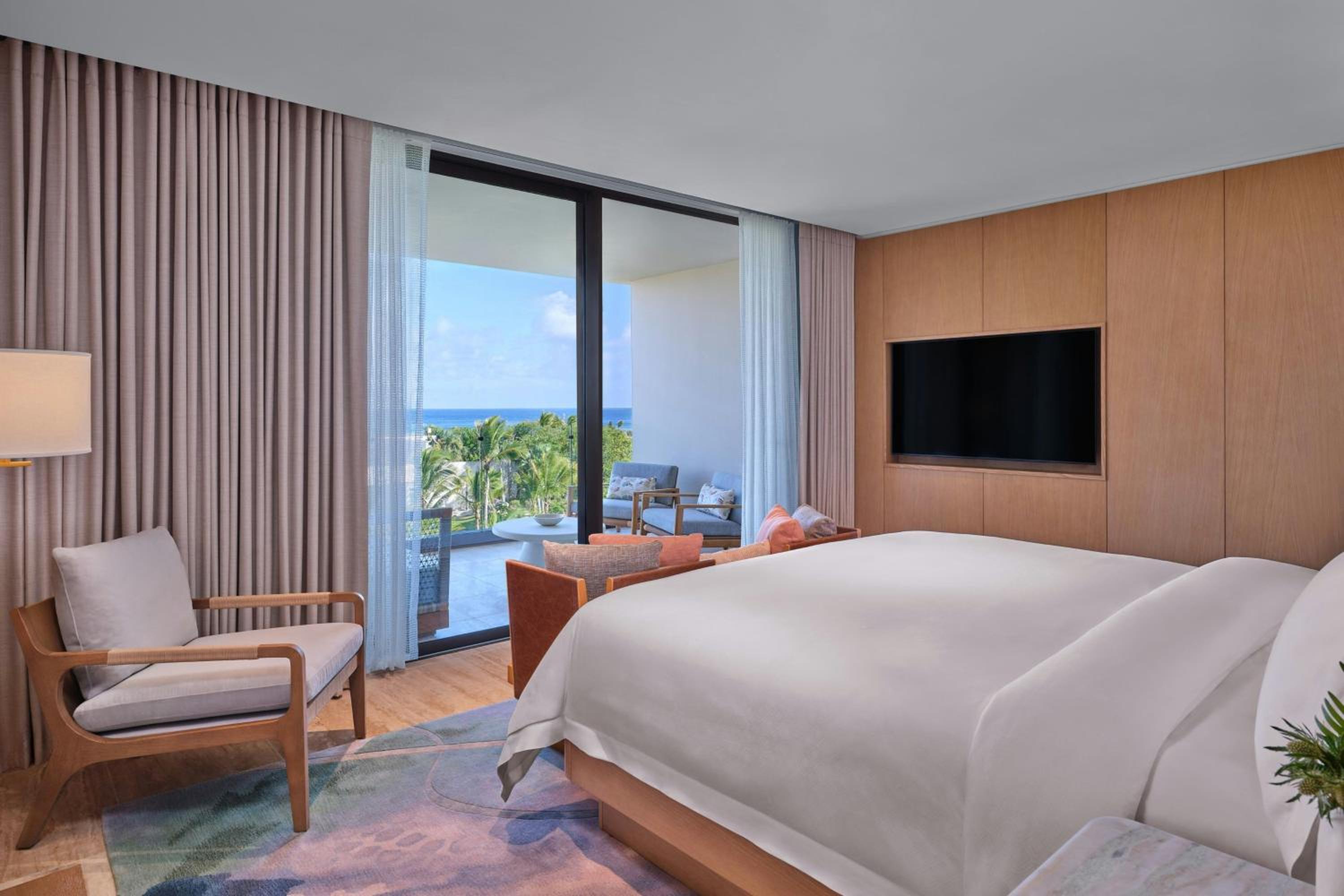 Royal One-Bedroom King Suite with Ocean View and Balcony photo 3