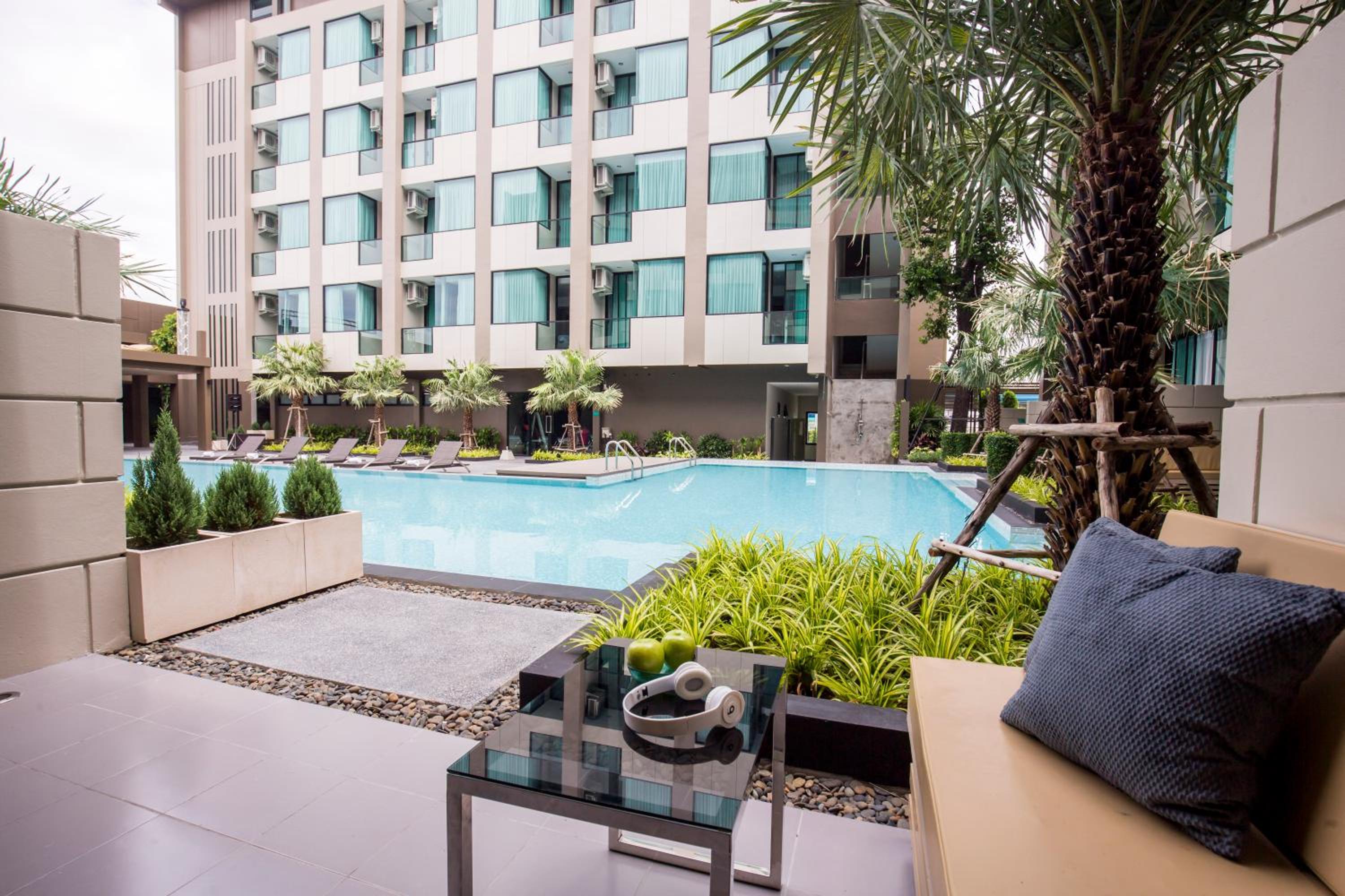 Deluxe Pool Access photo 2