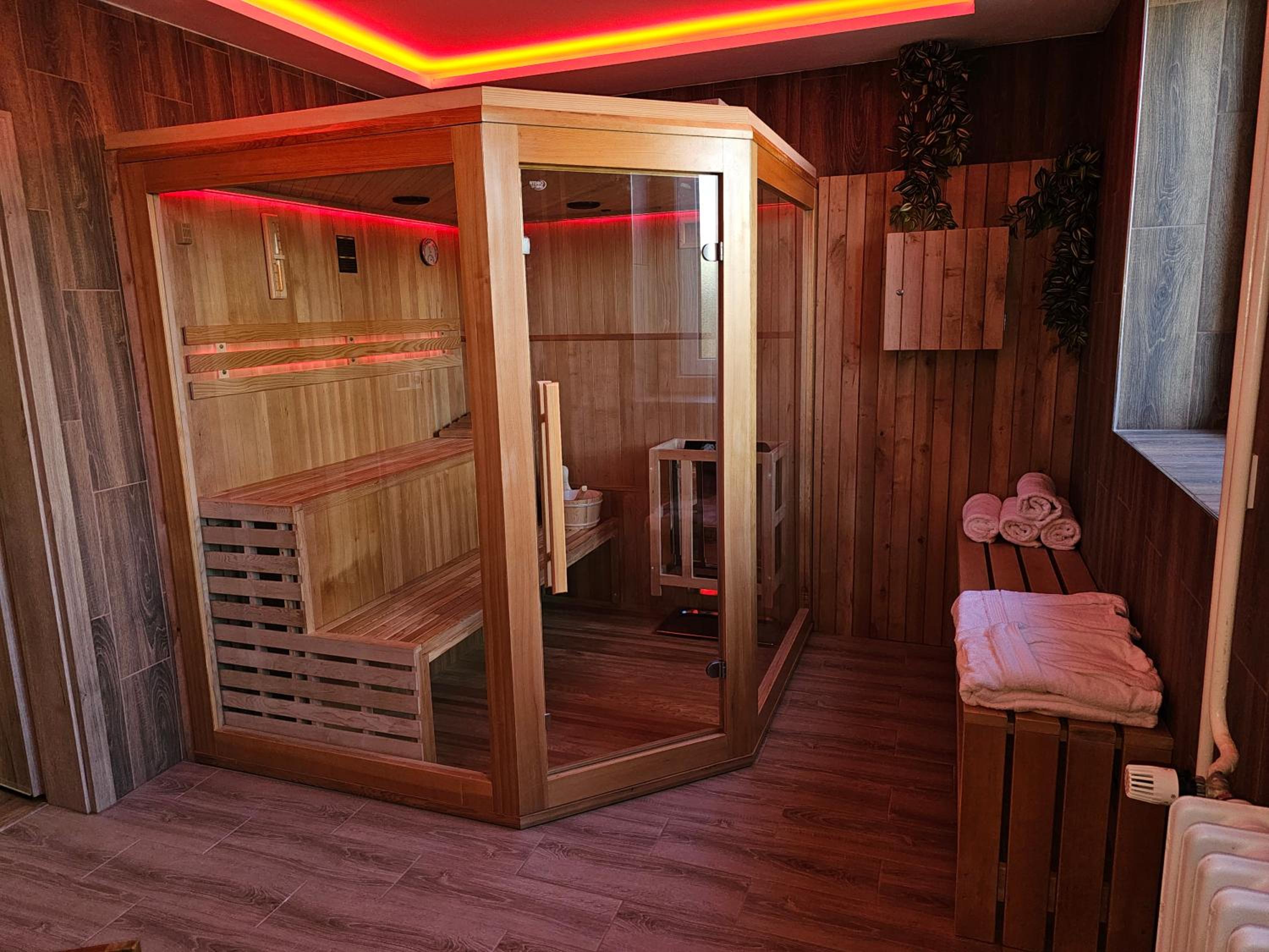 Double Room with Spa Bath photo 3