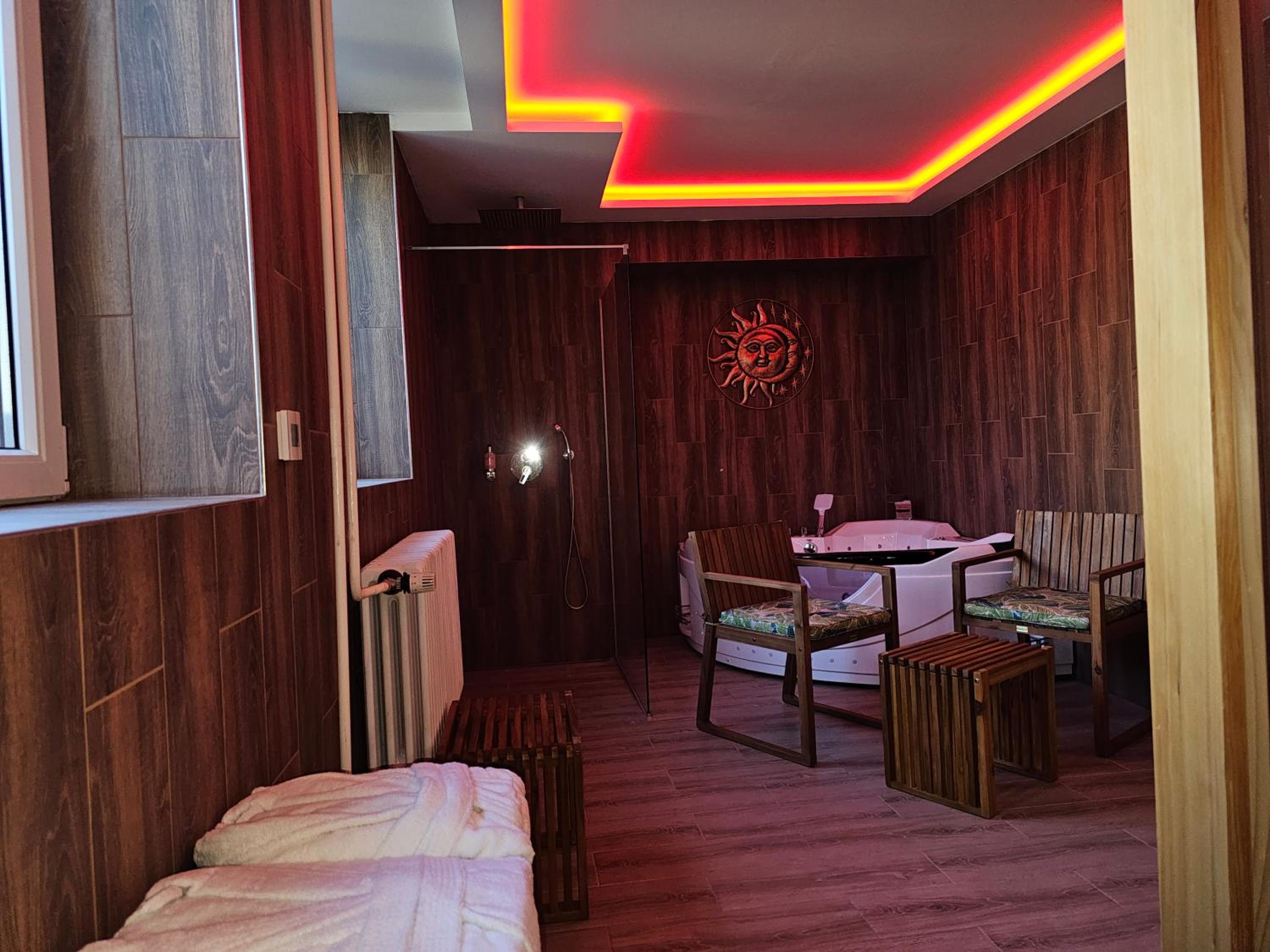 Double Room with Spa Bath photo 2