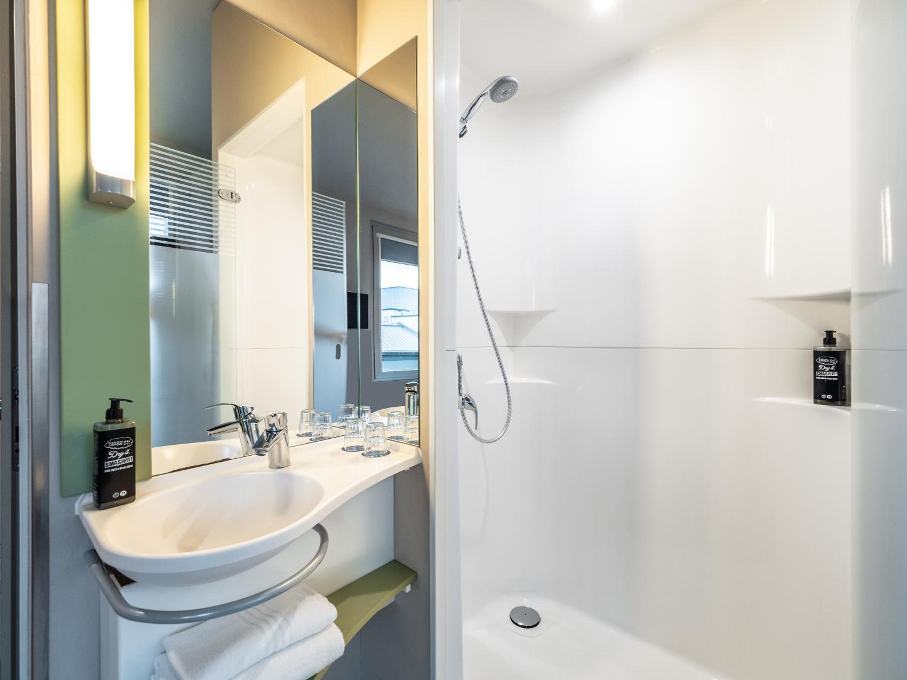 Standard Double Room with Balcony - Photo 6