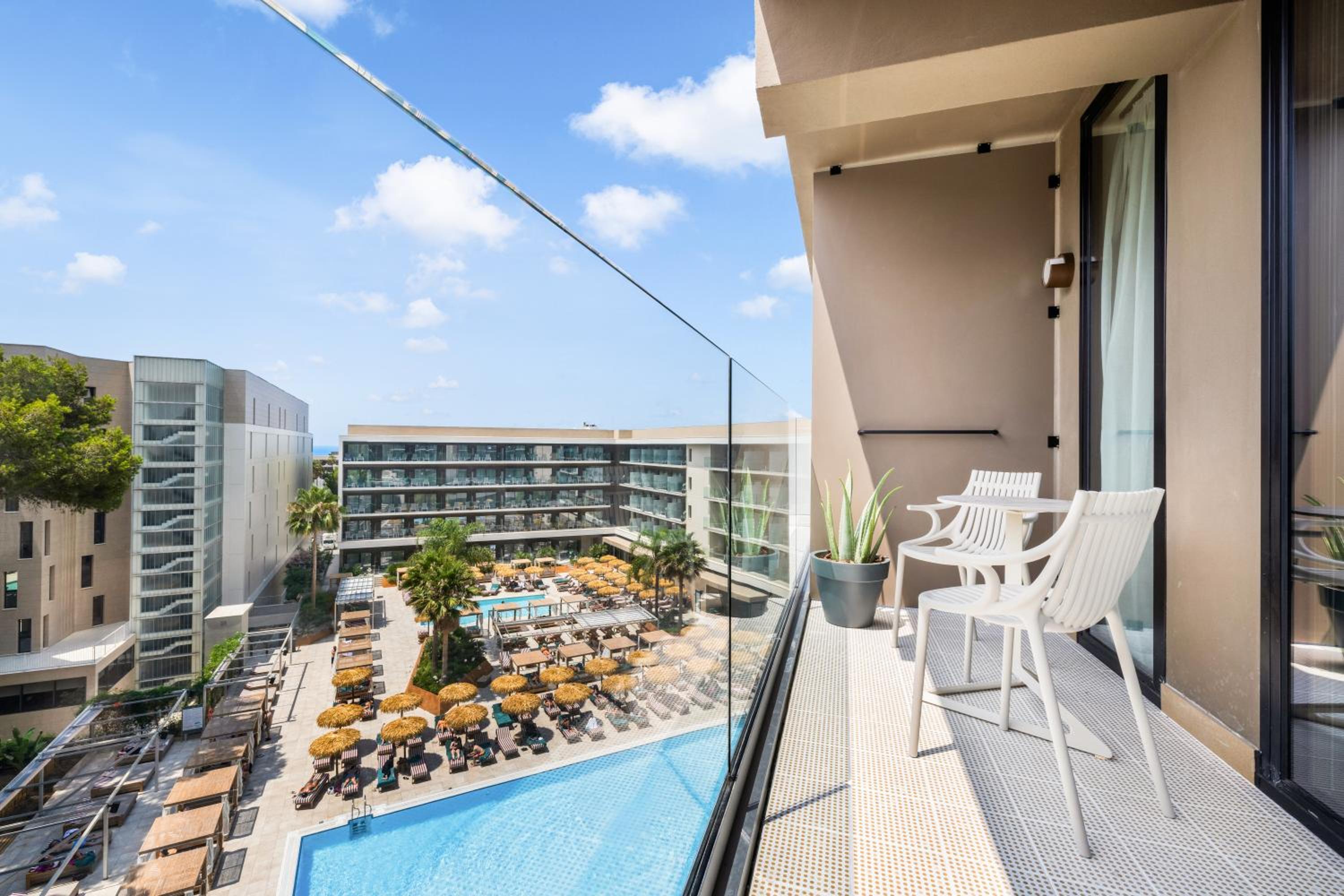 Double Room with Pool View - Photo 6