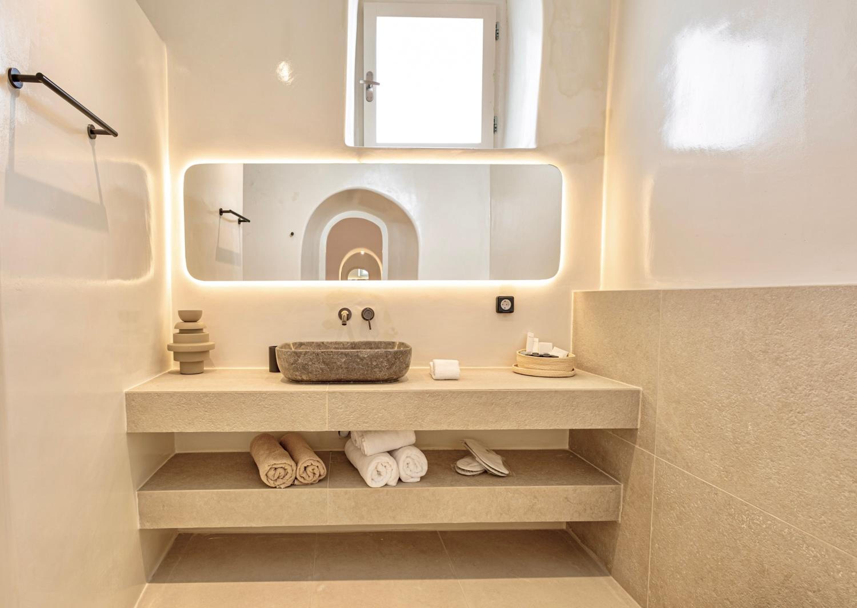 Premium Suite with Private Hot Tub - Photo 10