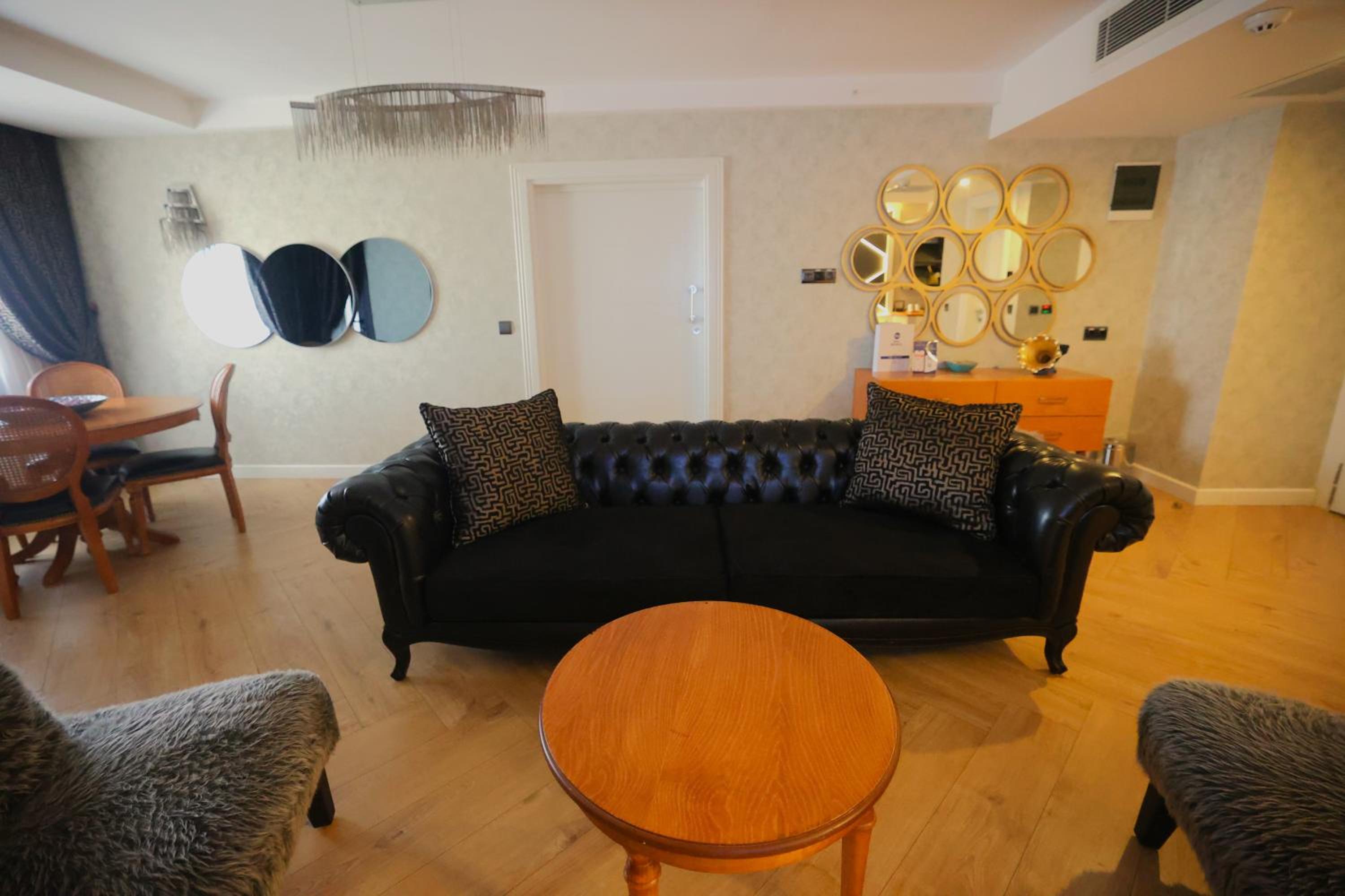 King Suite with Spa Bath, Balcony and City View - Non-Smoking - Photo 2