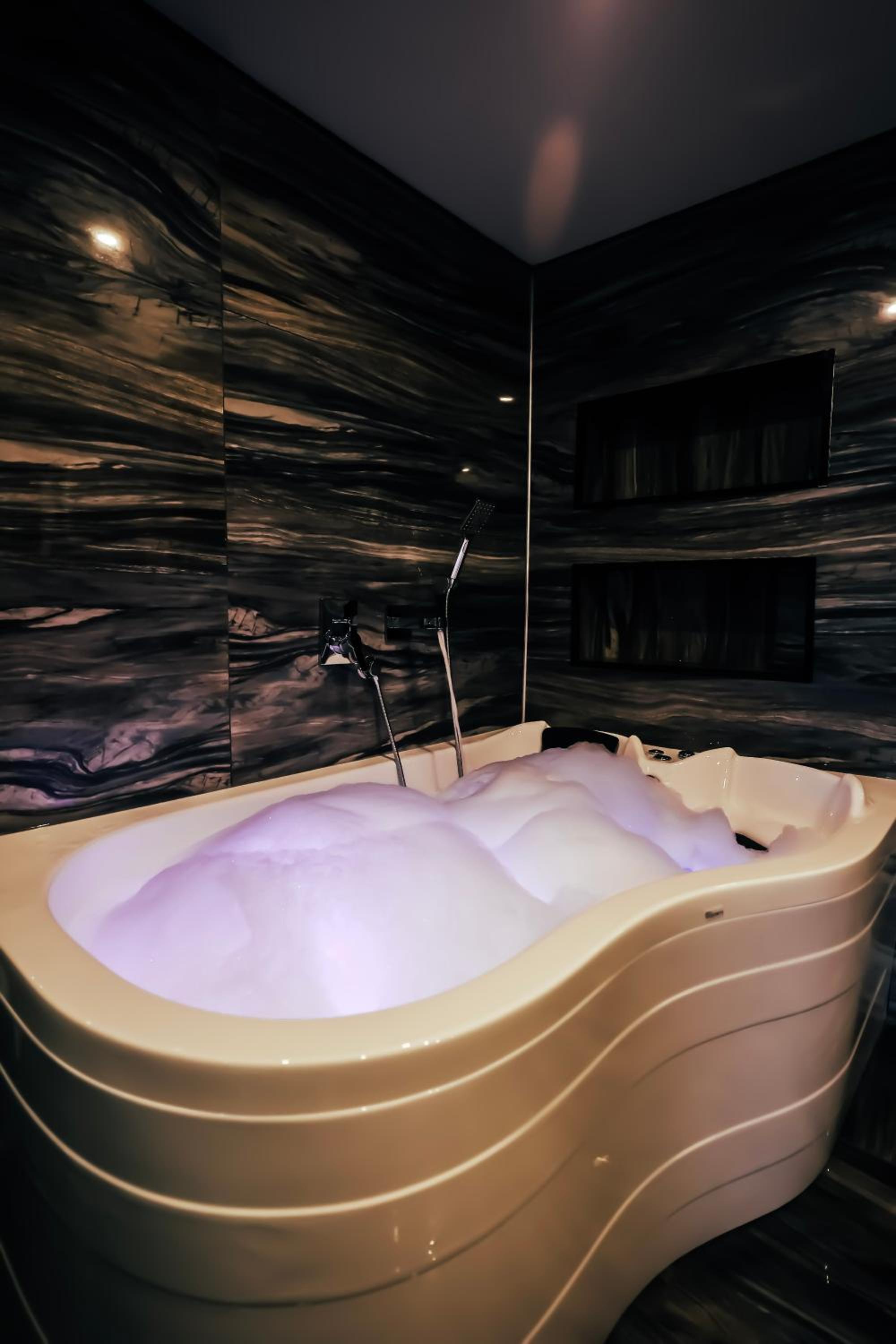 King Suite with Spa Bath, Balcony and City View - Non-Smoking - Photo 5