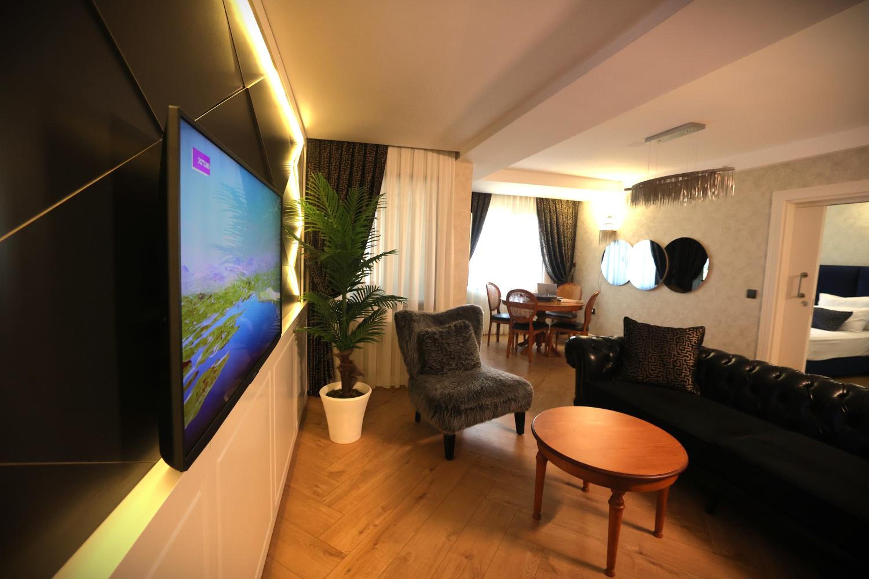 King Suite with Spa Bath, Balcony and City View - Non-Smoking - Photo 9