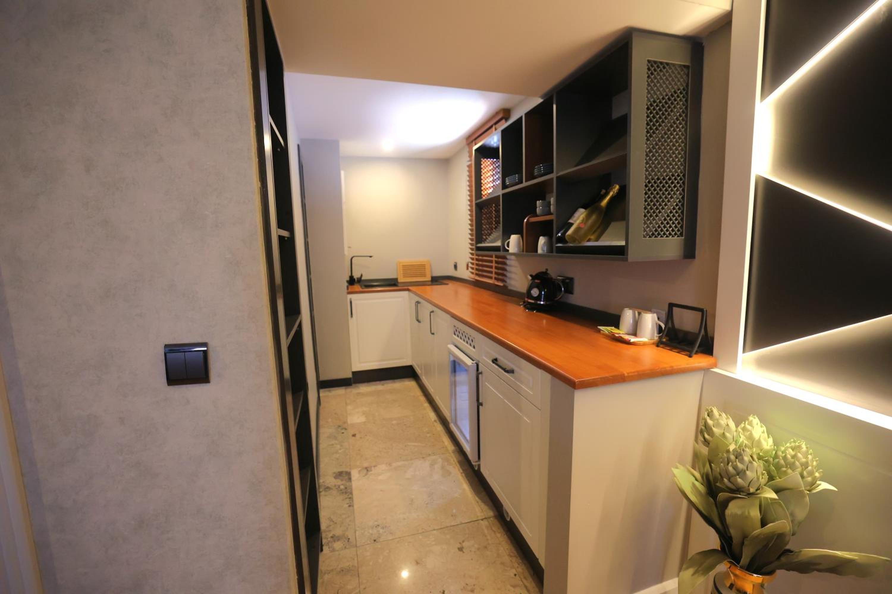 King Suite with Spa Bath, Balcony and City View - Non-Smoking - Photo 8