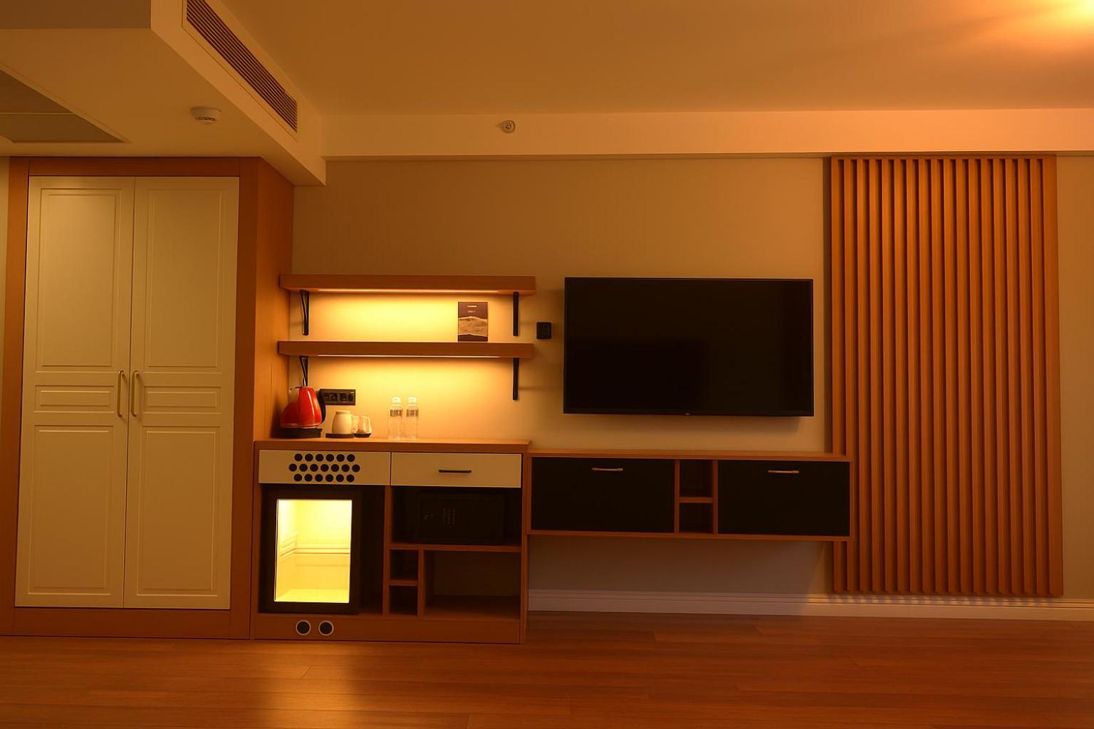 Standard Room with One Double and One Single Bed and City View - Non-Smoking - Photo 1