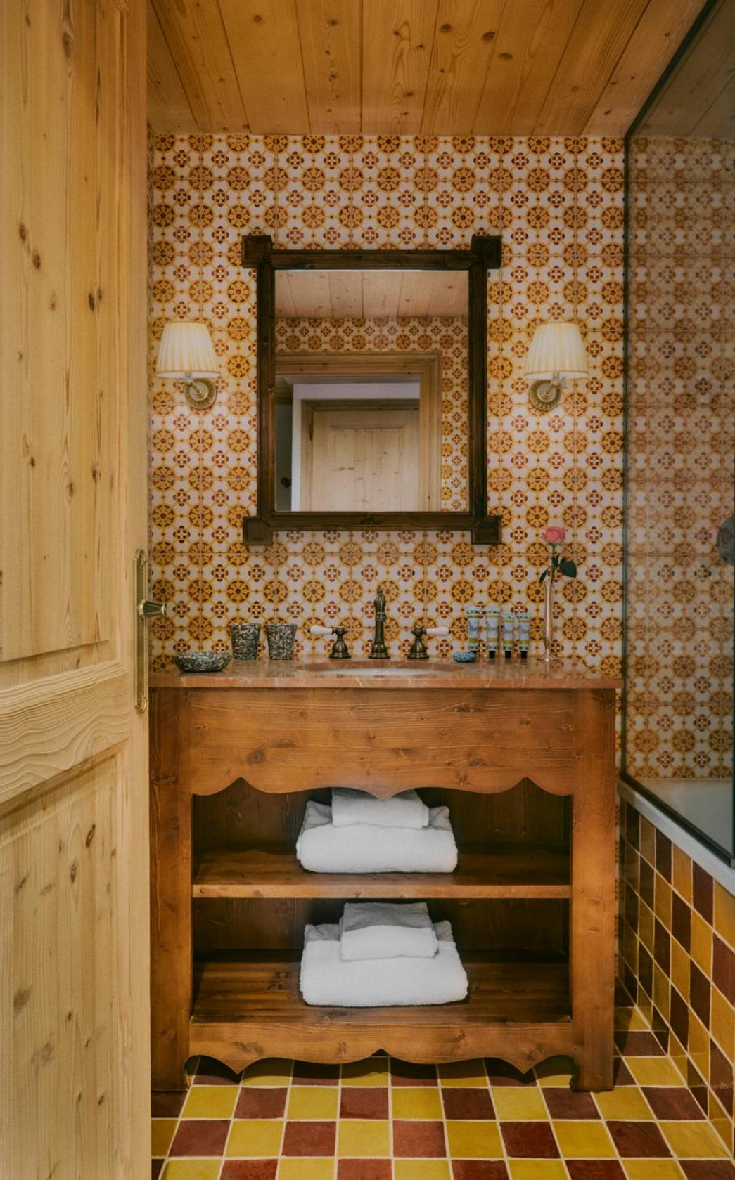 Superior Room with Balcony - Photo 3