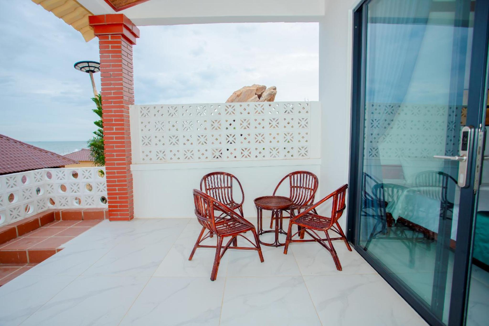 Deluxe Twin Room with Sea View - Photo 4