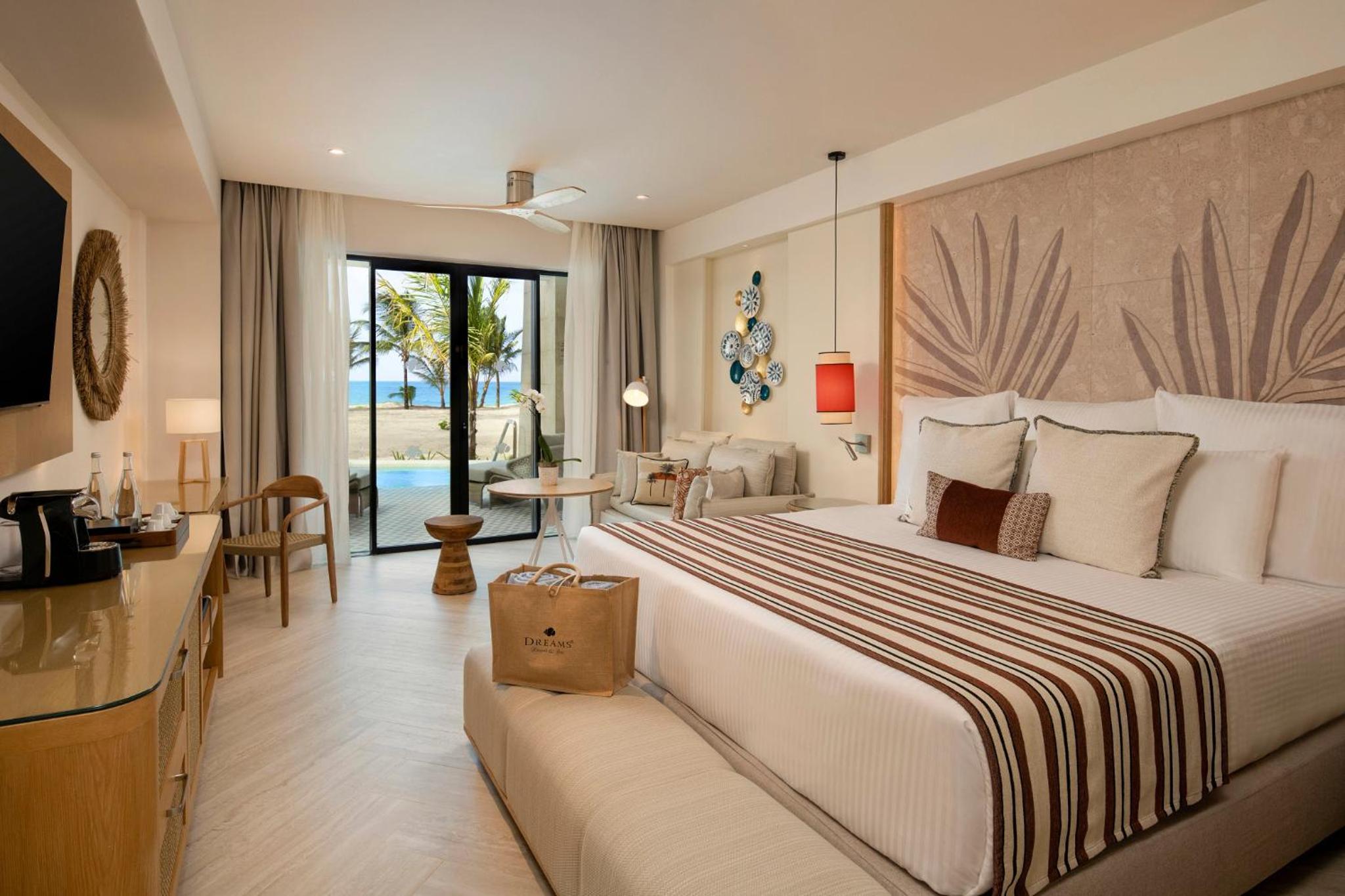 Preferred Club Junior Suite Ocean Front Swimout King Bed