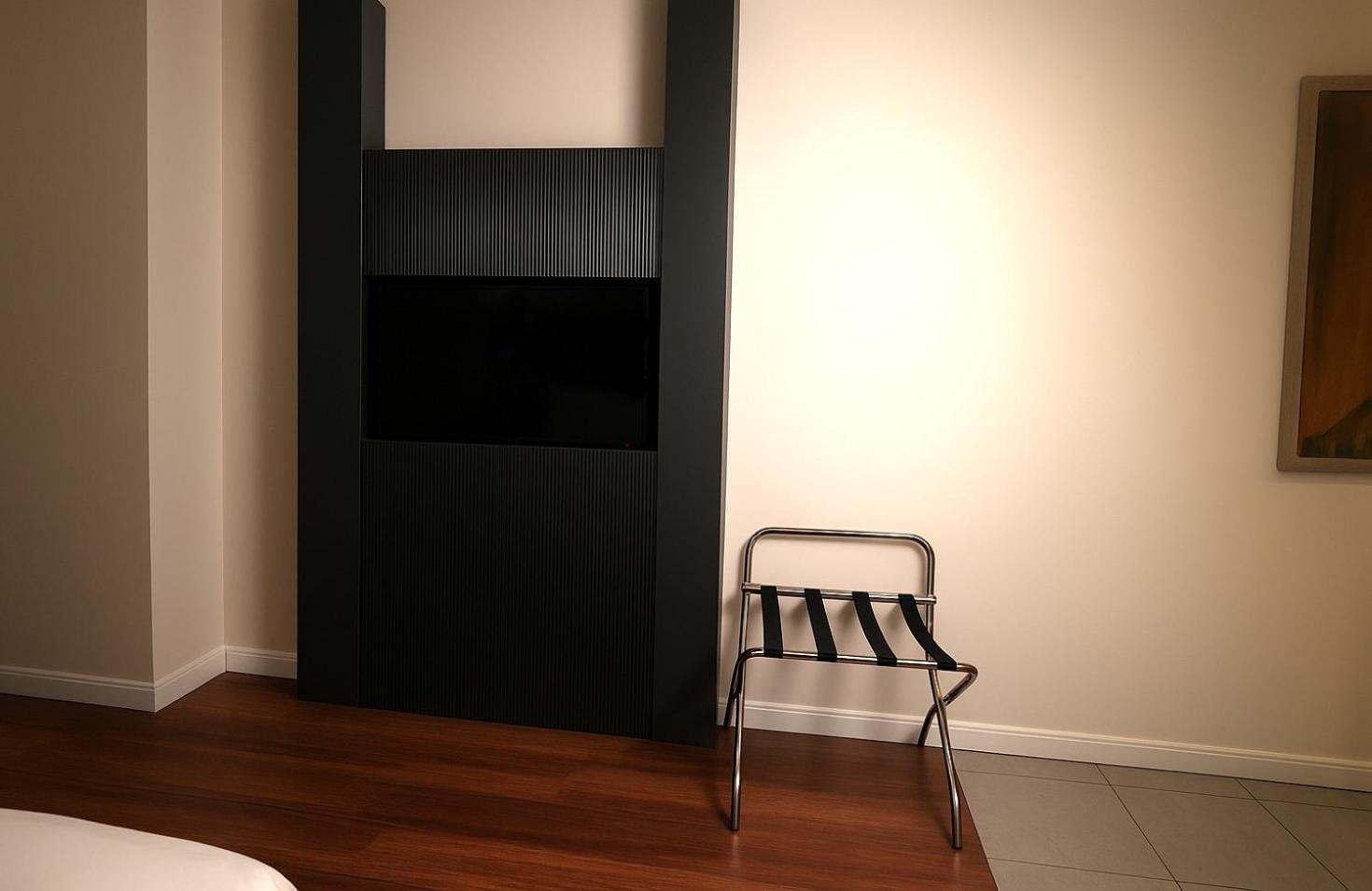 Double Room with Walk-In Shower and View - Disability Access/Non-Smoking - Photo 1