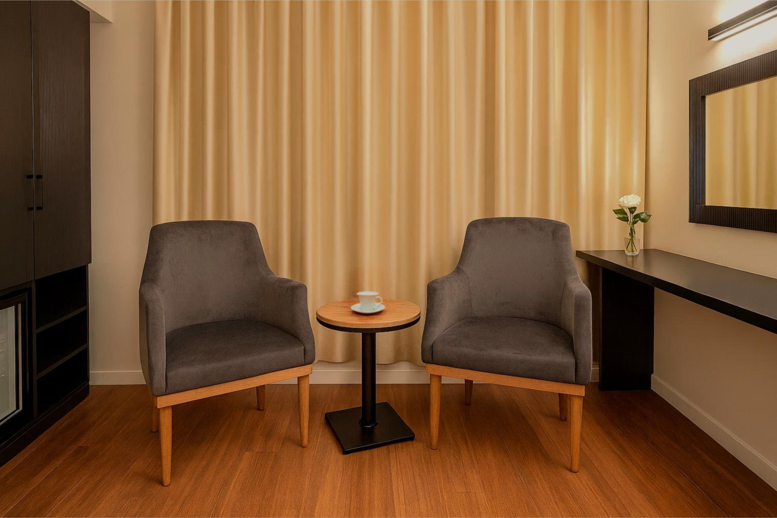Double Room with Walk-In Shower and View - Disability Access/Non-Smoking - Photo 5