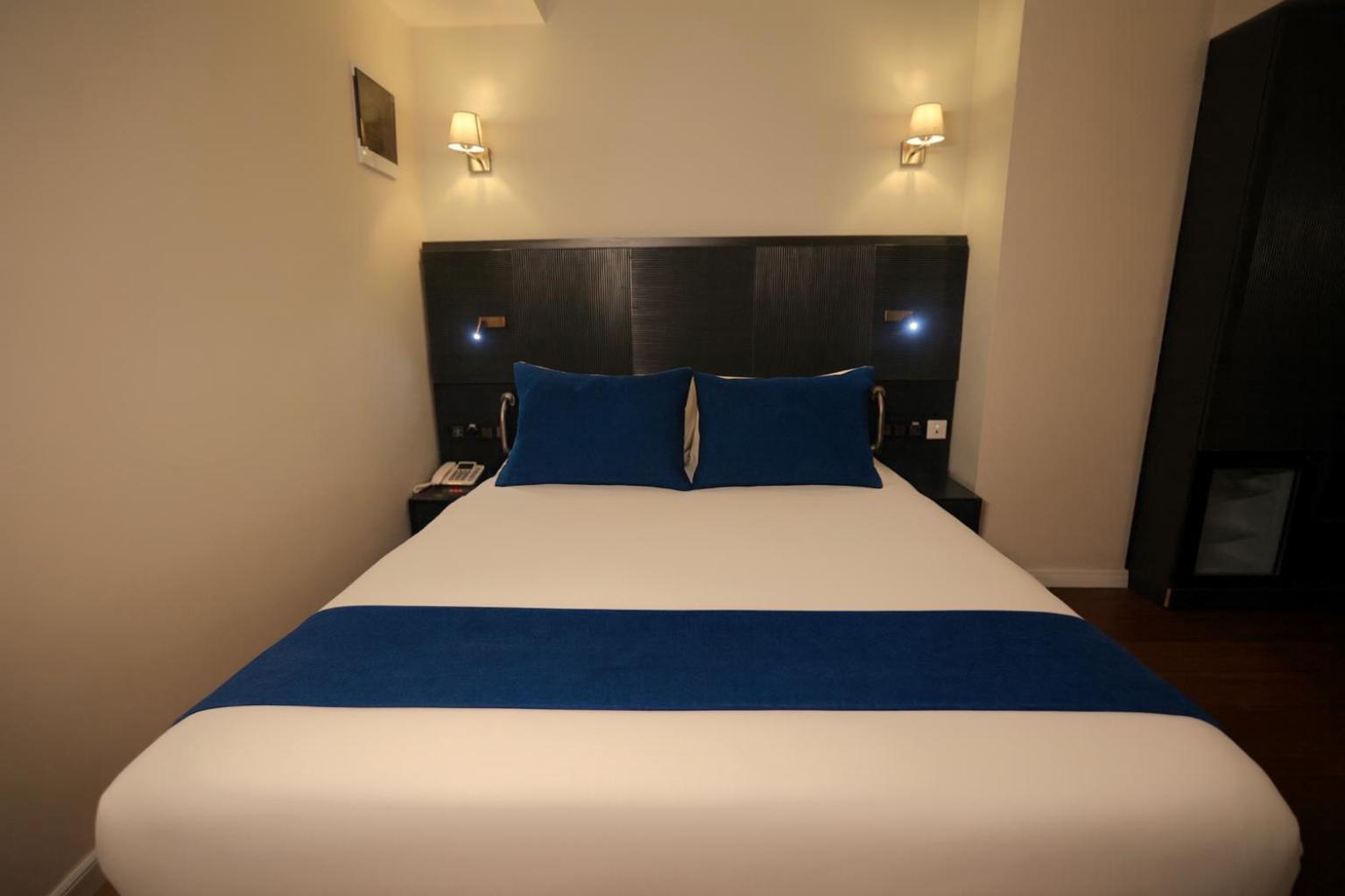 Double Room with Walk-In Shower and View - Disability Access/Non-Smoking - Photo 2