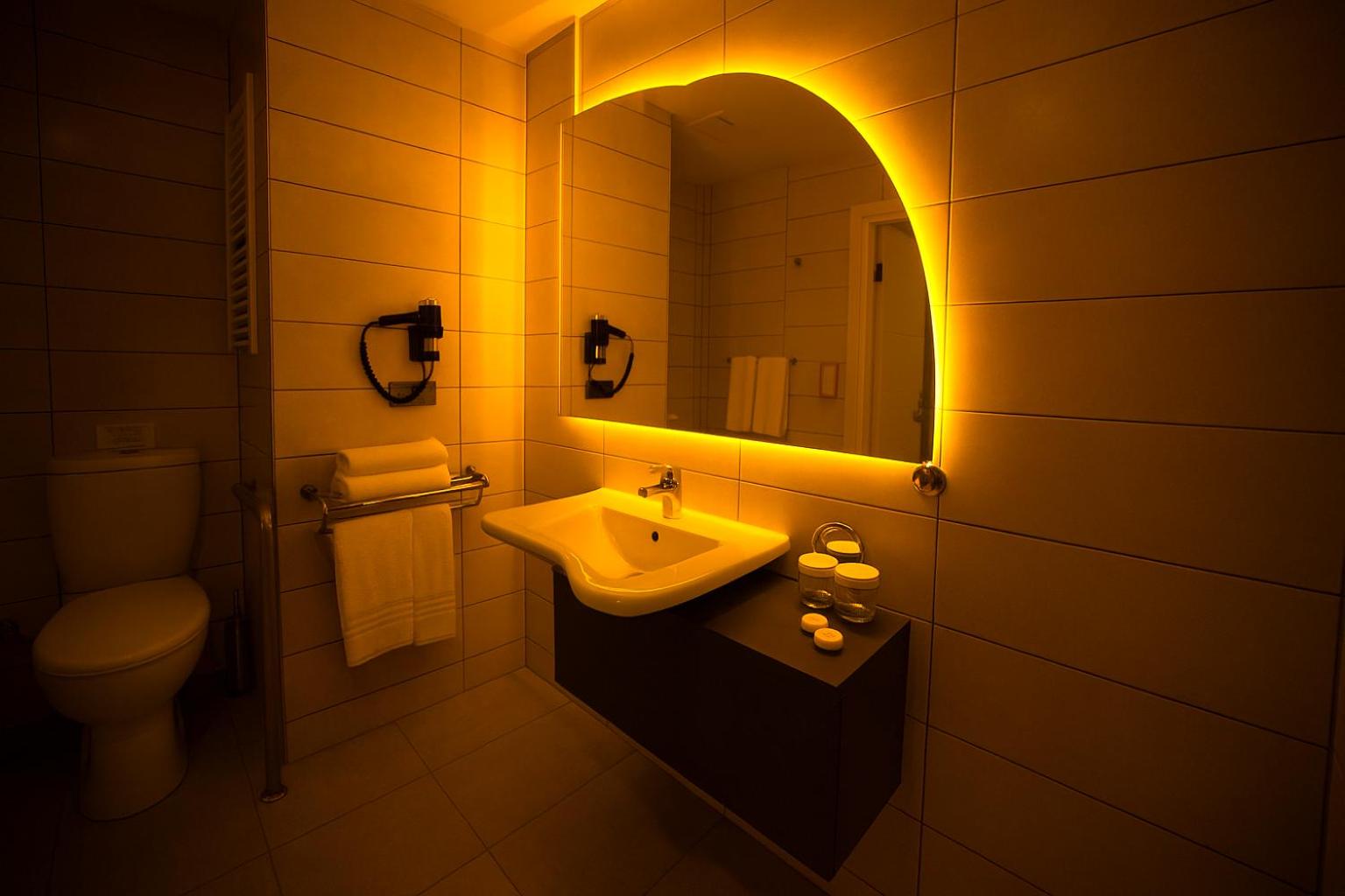 Double Room with Walk-In Shower and View - Disability Access/Non-Smoking - Photo 6