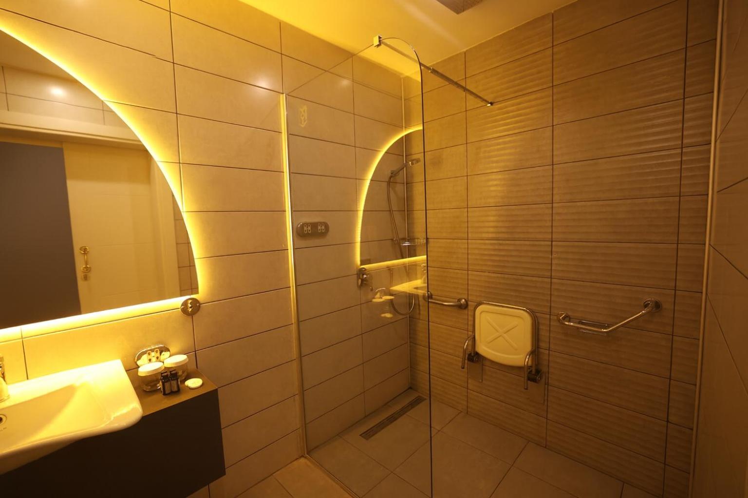 Double Room with Walk-In Shower and View - Disability Access/Non-Smoking - Photo 7