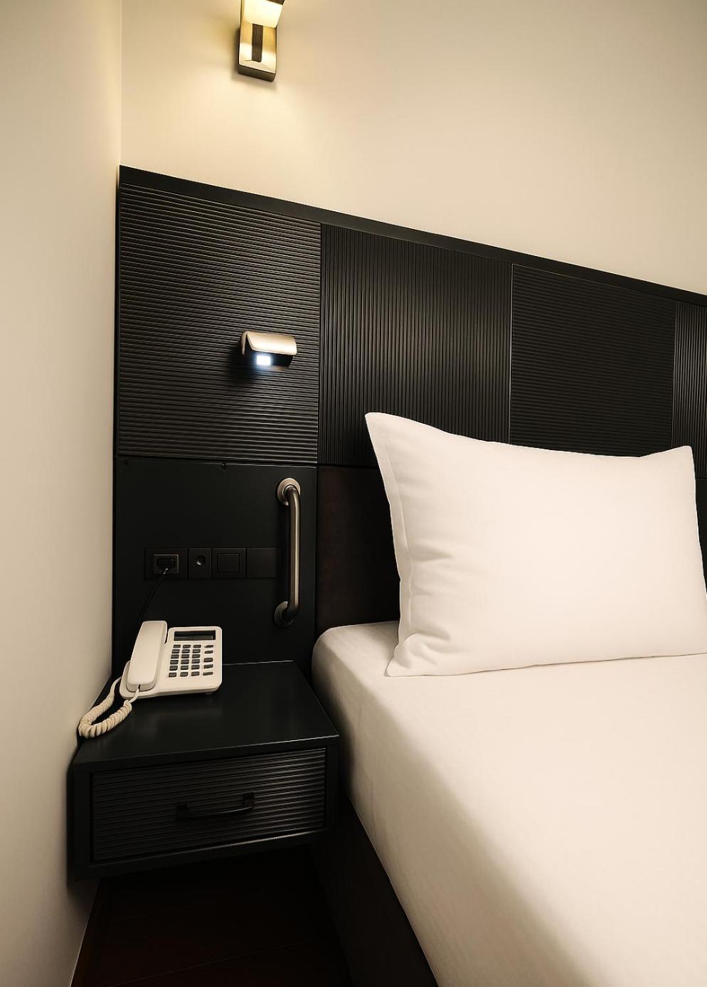 Double Room with Walk-In Shower and View - Disability Access/Non-Smoking - Photo 3