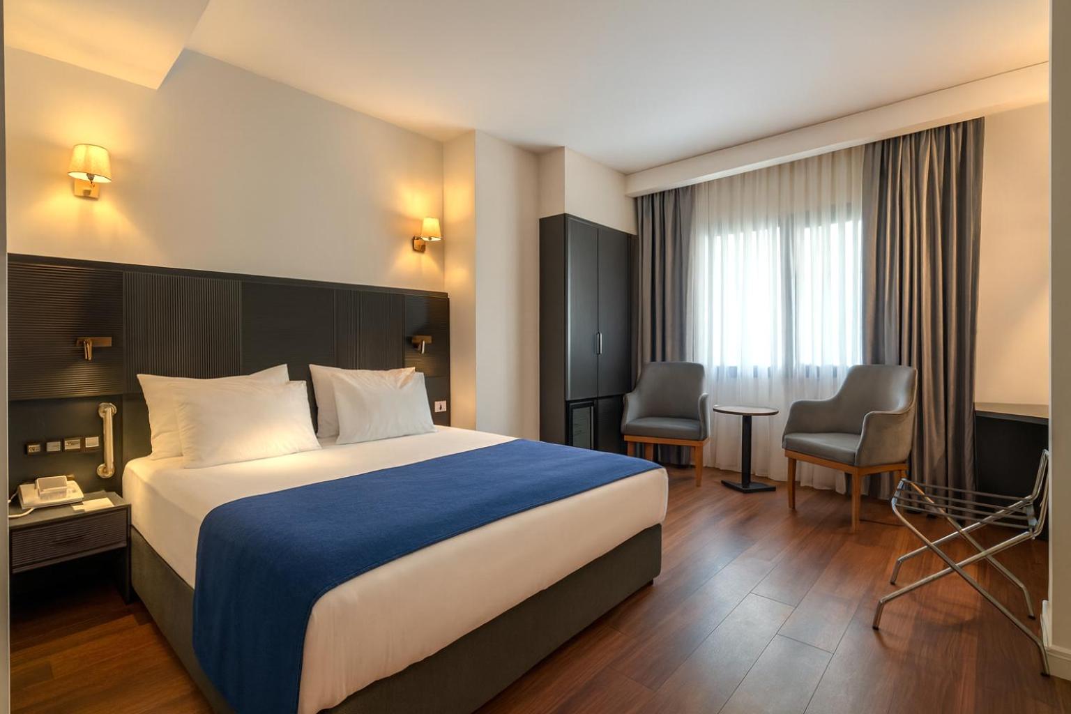 Double Room with Walk-In Shower and View - Disability Access/Non-Smoking - Photo 4