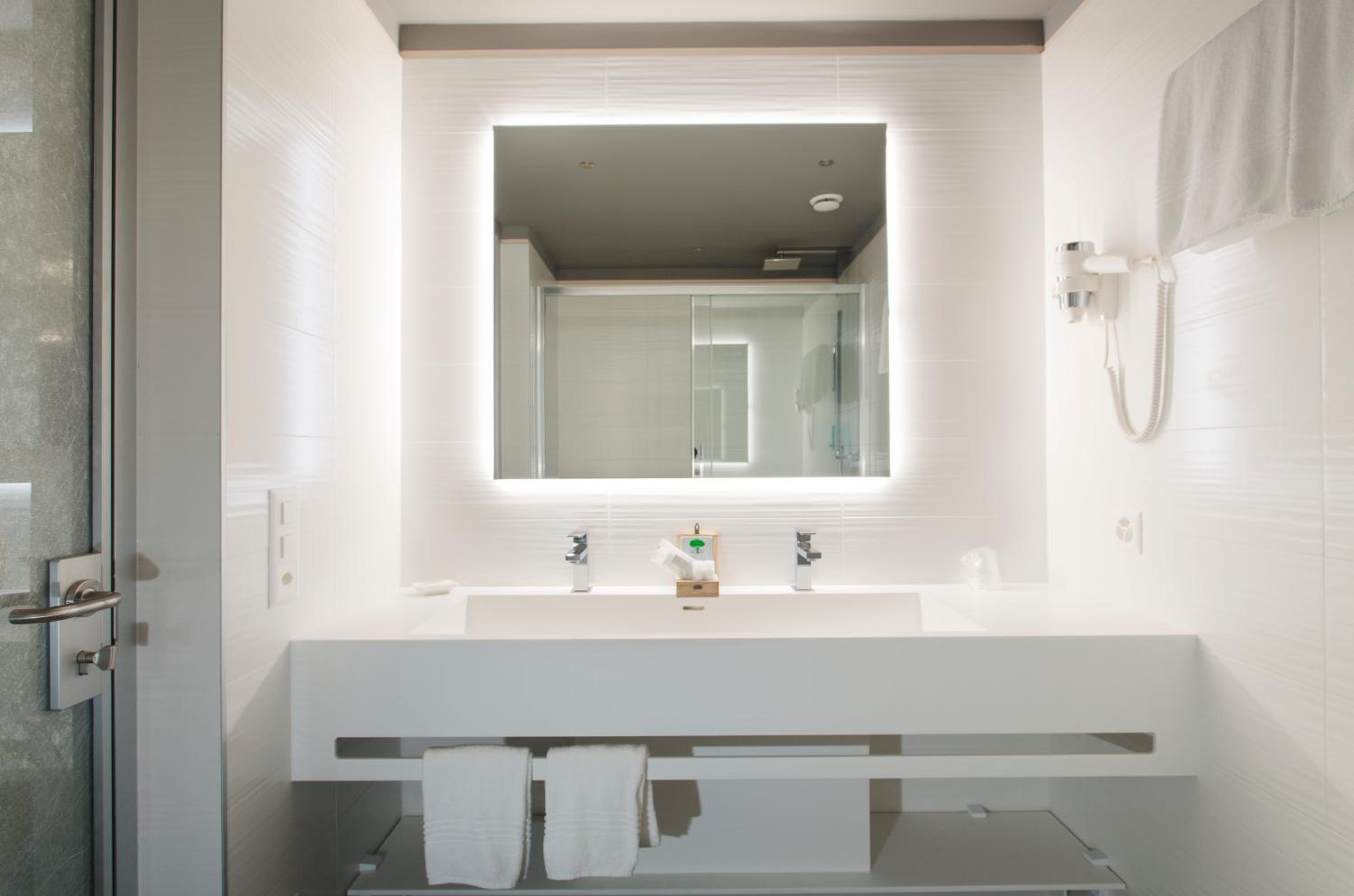Superior Double Room thumbnail 6