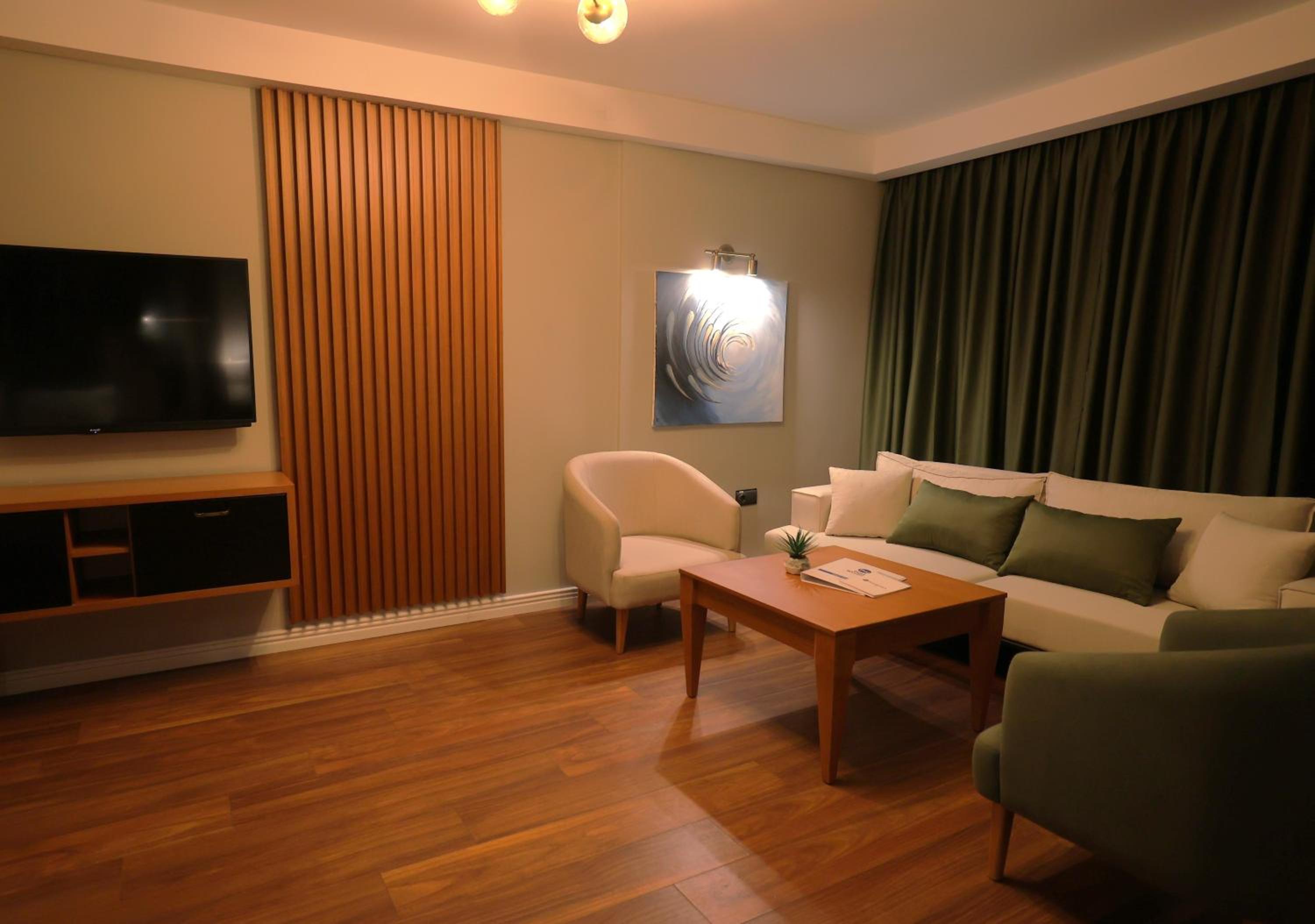 Business Plus Queen Suite with Sofa Bed and City View - Non-Smoking - Photo 3